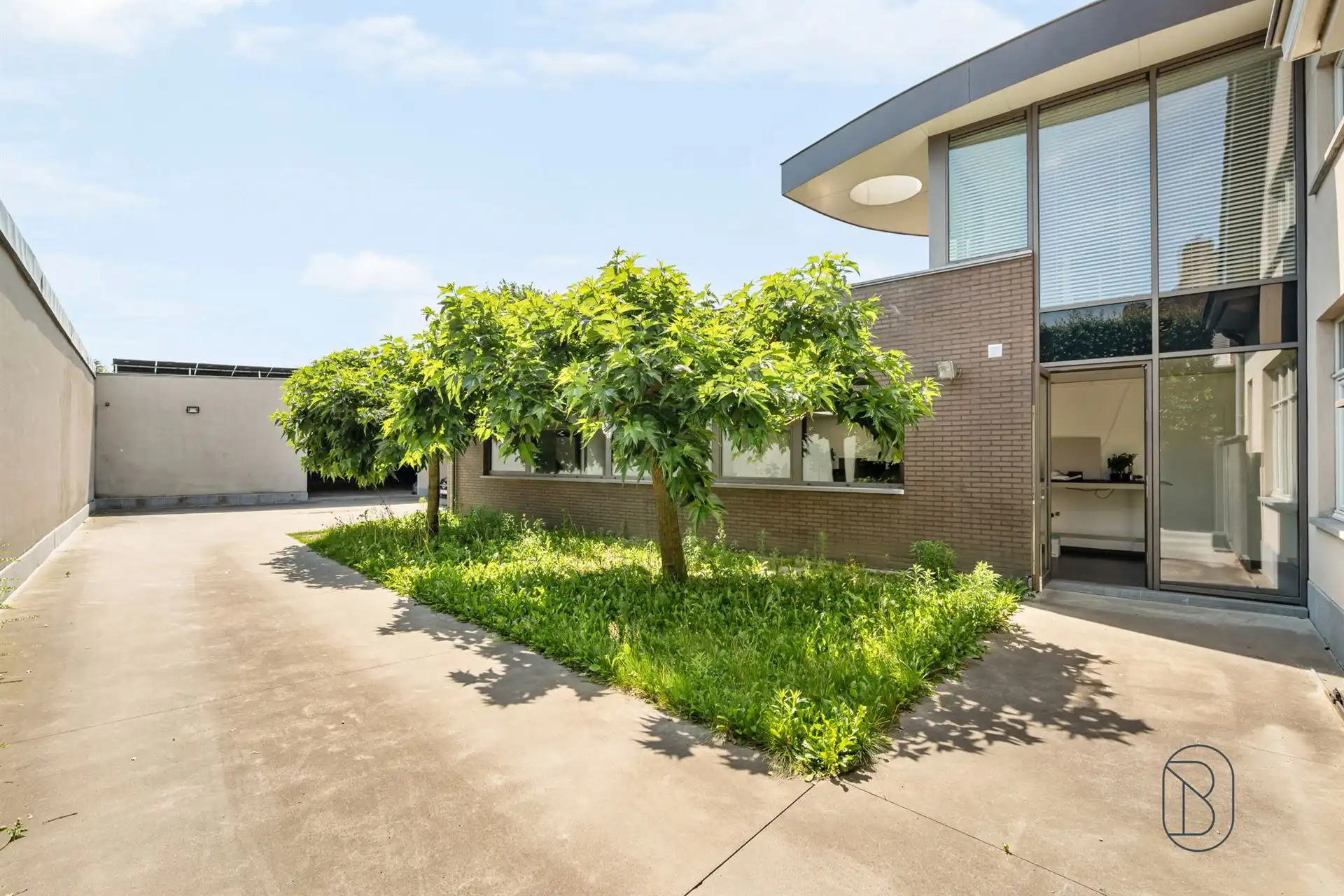 Commercieel gelegen kantoor/praktijk + woonst met atelier foto 4