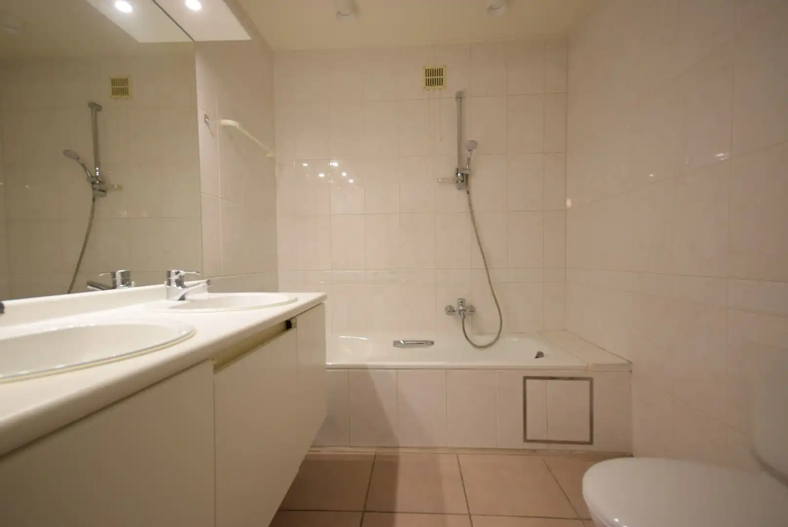 Ruim appartement met 2 slaapkamers en terras in residentie Helminge foto 5