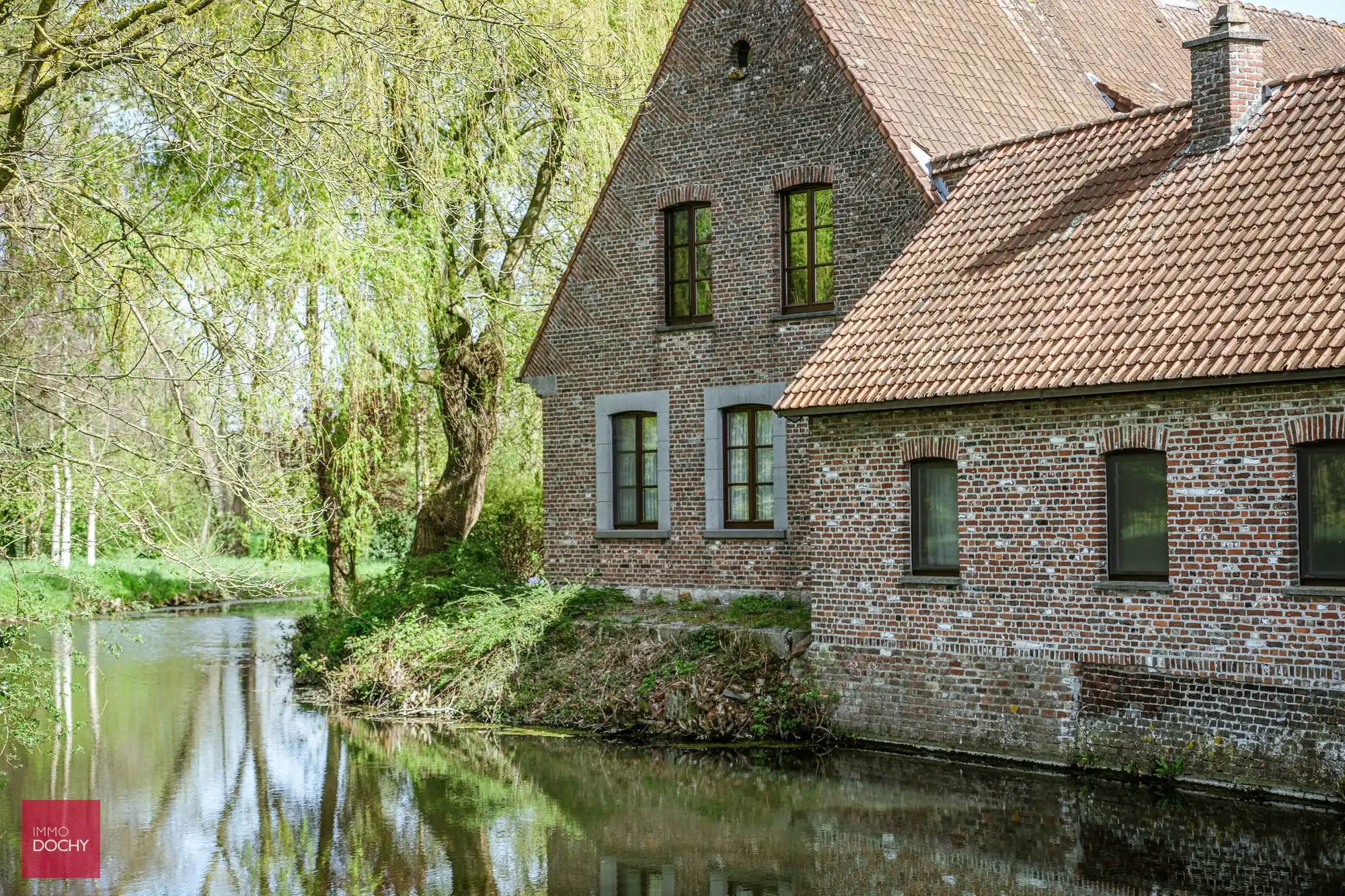 Historische omwalde hoeve met verschillende bijgebouwen foto 4