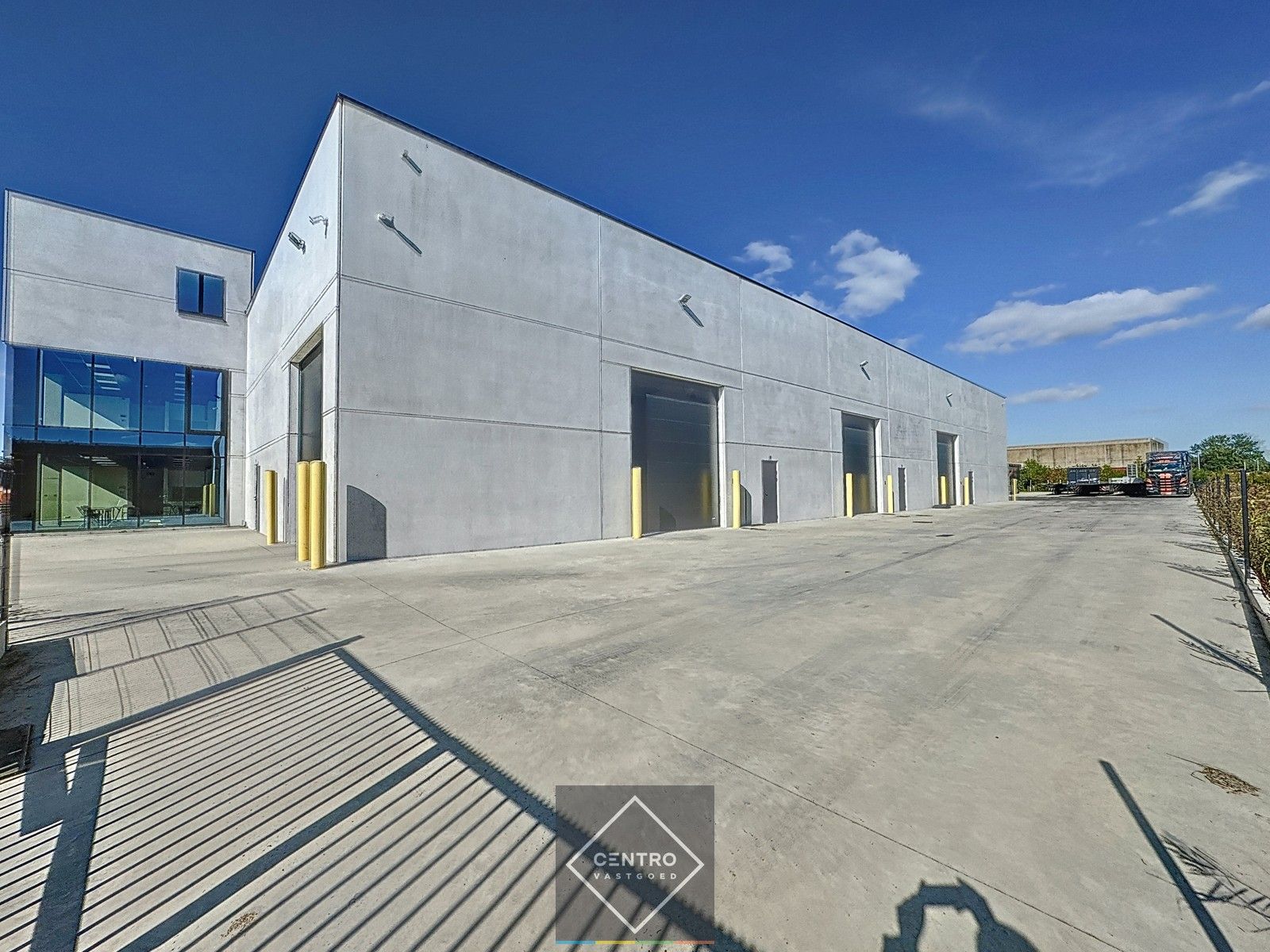 Instapklare OPSLAGRUIMTE (750m²) met KANTOORRUIMTE (80m²) op gelijkvloers en 4 private parkeerplaatsen te Oostende. Op 1,5km van E40/A10 (afrit Oudenburg) foto {{pictureIndex}}