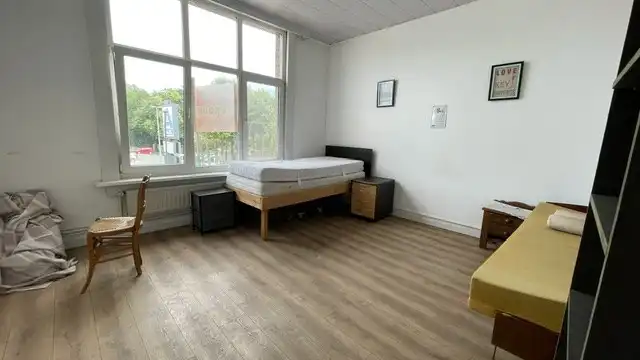 Te renoveren woning met magazijn en inrijpoort foto 17