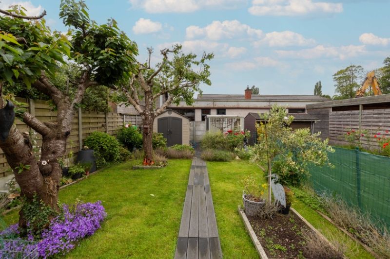 Oostnieuwkerke-Centrum. Uitstekend gelegen te vernieuwen woning met garage en aantrekkelijke tuin. 3 slaapkamer + polyvalente ruimte. Achterbouw vernieuwd. foto 14