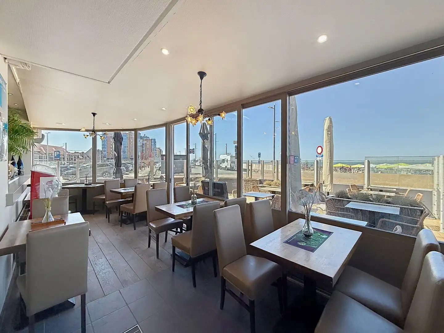 SCHITTEREND VERNIEUWD RESTAURANT / TEAROOM – TOPLOCATIE ZEEDIJK – ZONNETERRAS foto 3