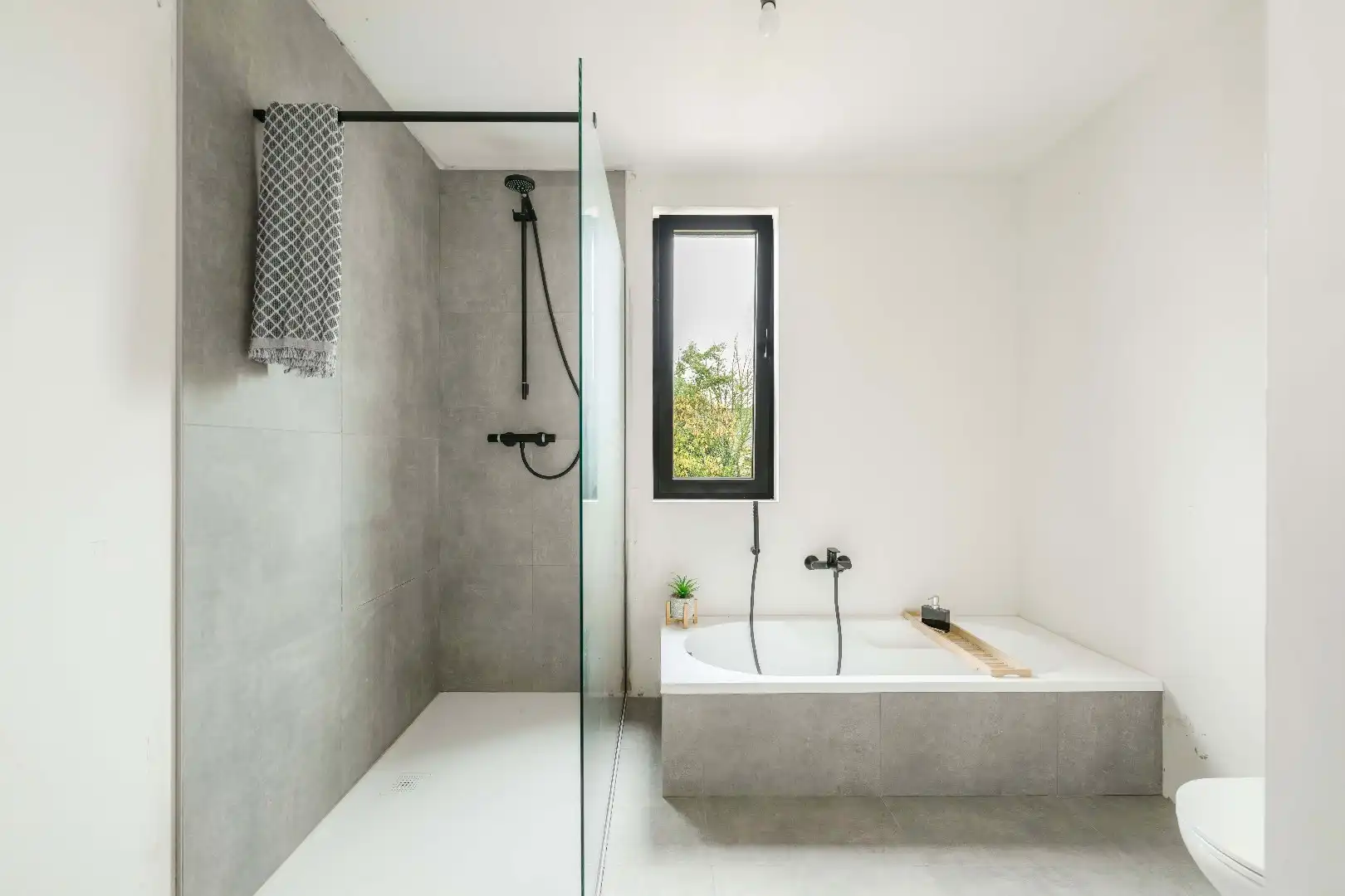 HALFOPEN RUIME GEZINSWONING MET ZEER GROTE TUIN foto 10