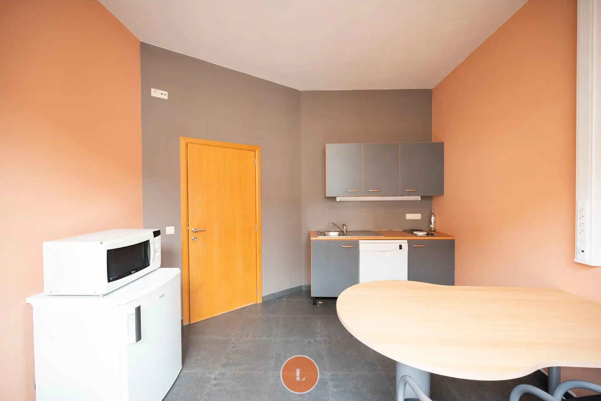 Instapklaar kantoor in hartje centrum met parking foto 11