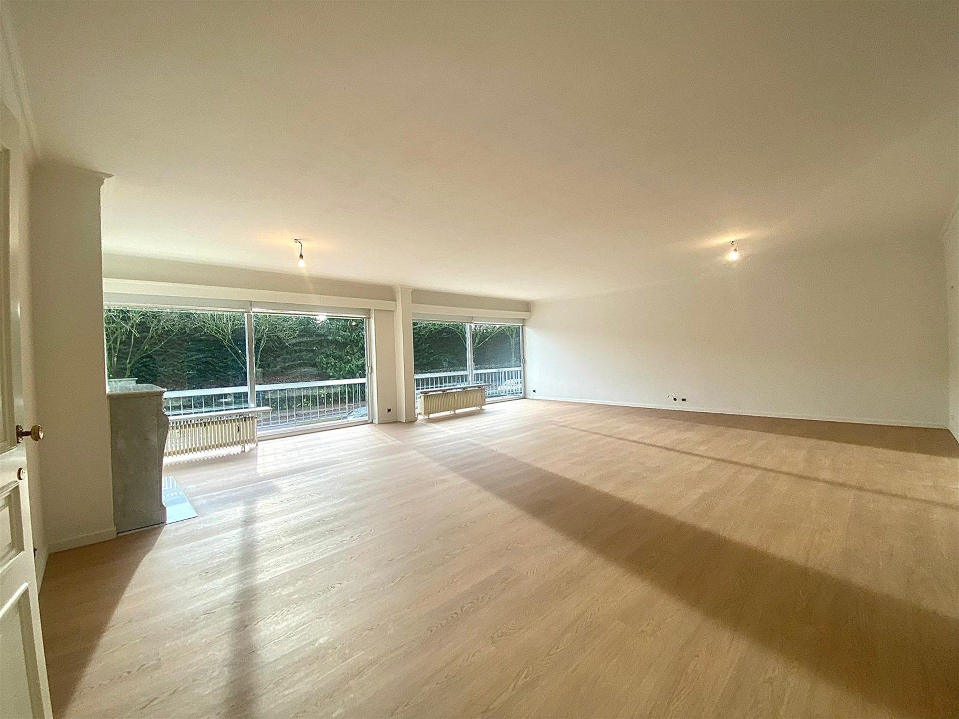 Zeer ruim appartement met drie slaapkamers en garage  foto {{pictureIndex}}