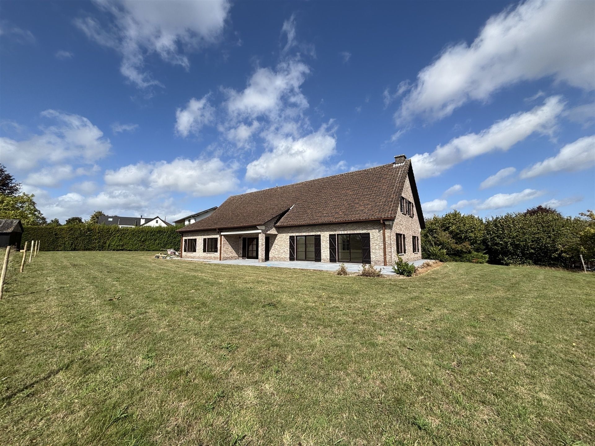 Ruime woning met grote tuin in een rustige straat foto 3