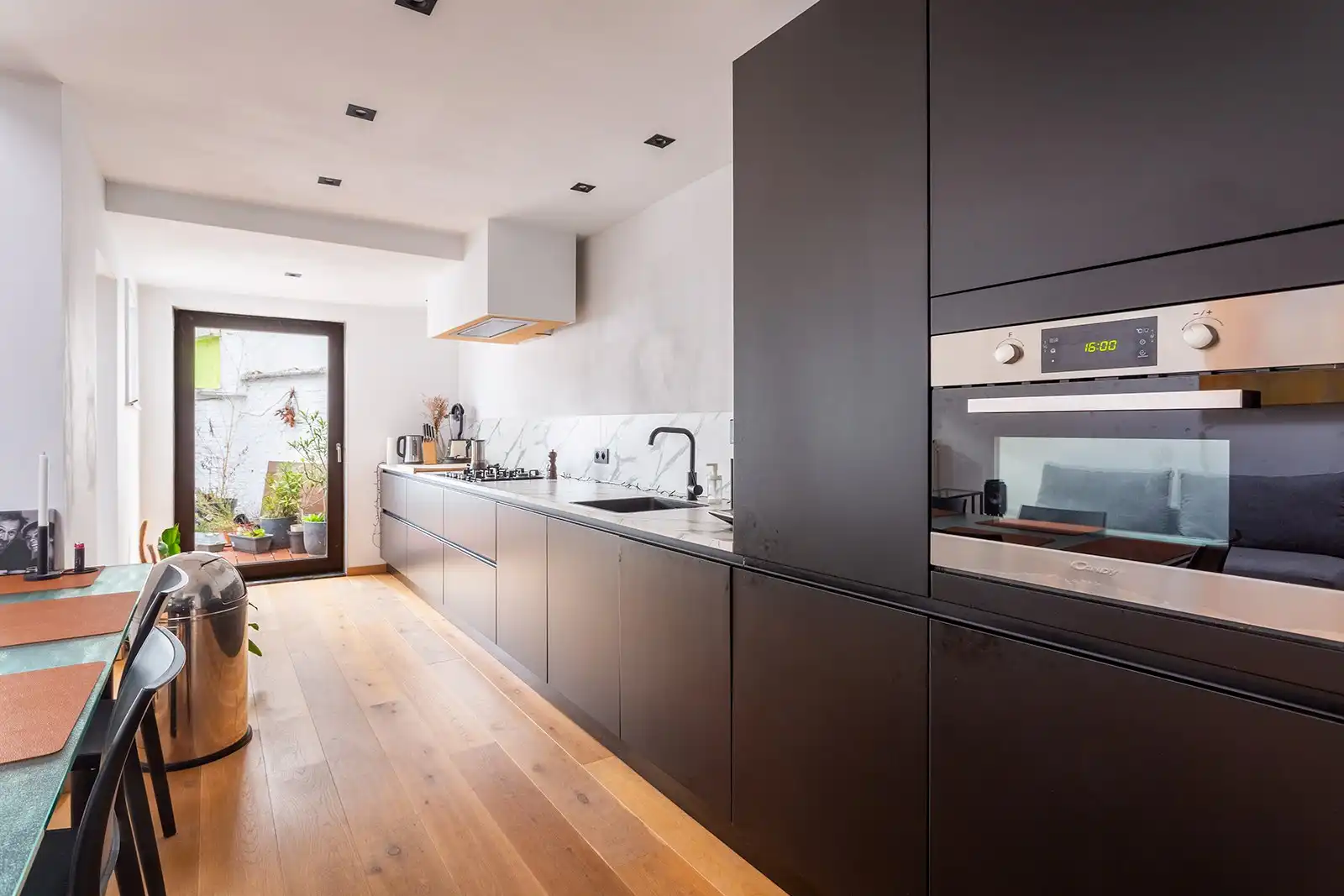 Charmante authentieke woning met 3 slaapkamers en stadstuin nabij Markgravelei foto 4