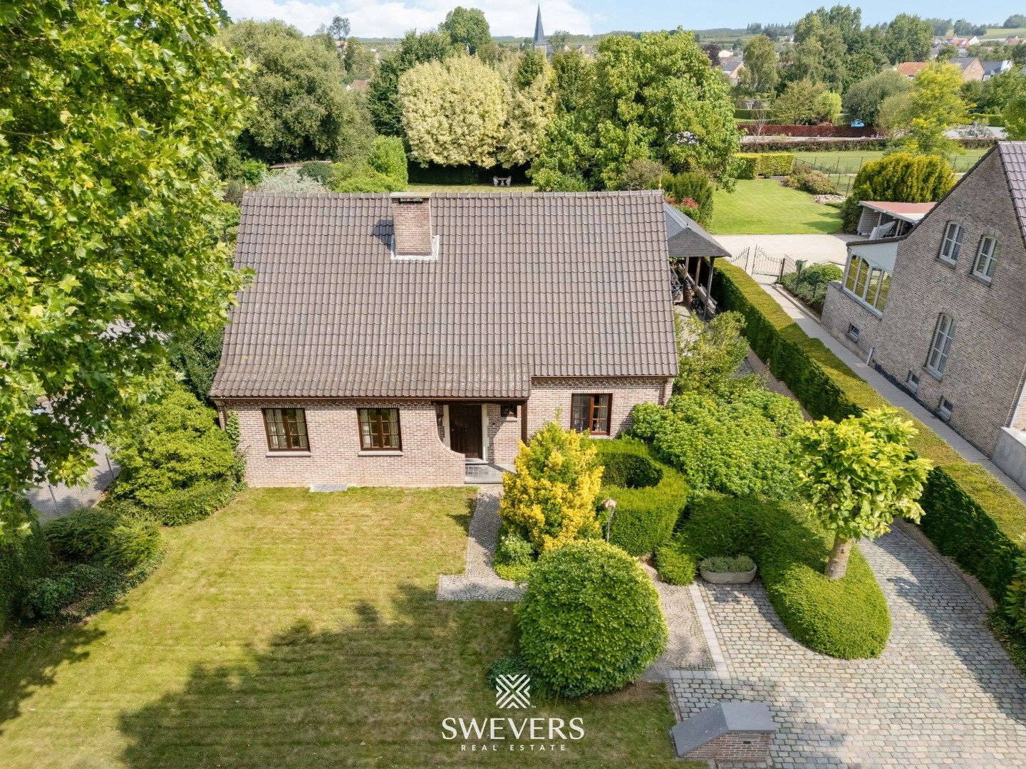 Hoofdfoto van de publicatie: Ruime woning ( 345 m2 ) met 4 SLPK op prachtig perceel van 21a50ca