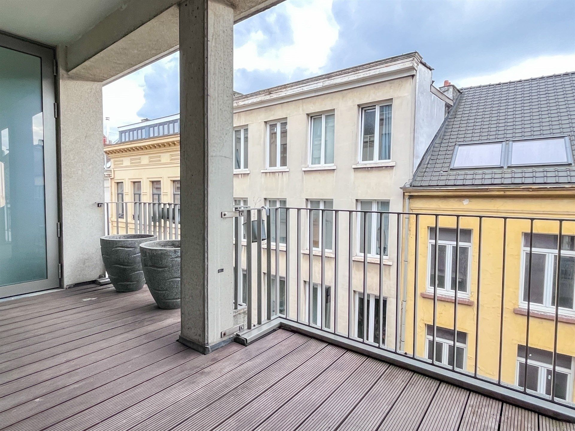 2 slpk appartement - ruim terras - dubbele autostaanplaats foto 2