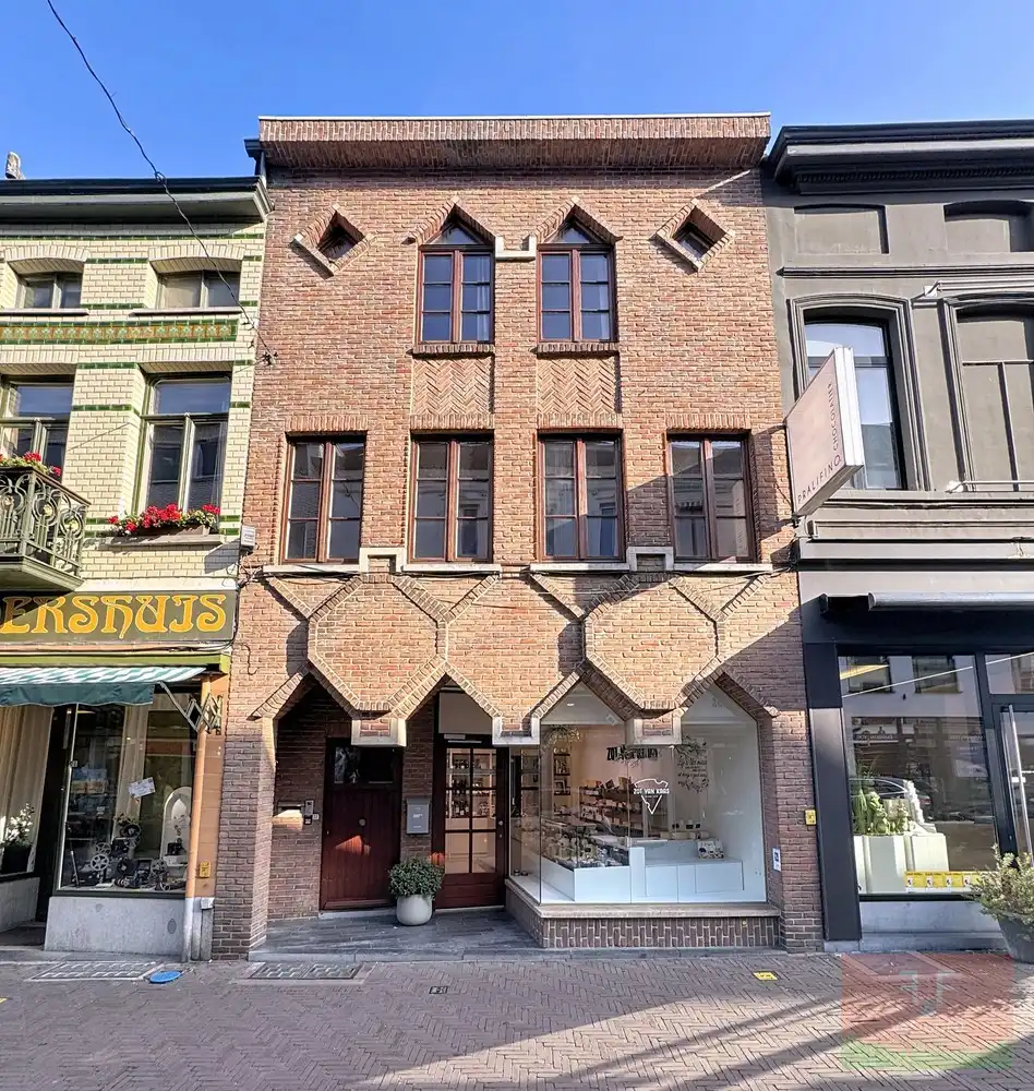 Winkelruimte en triplex appartement met 4 slaapkamers en aparte garage foto {{pictureIndex}}
