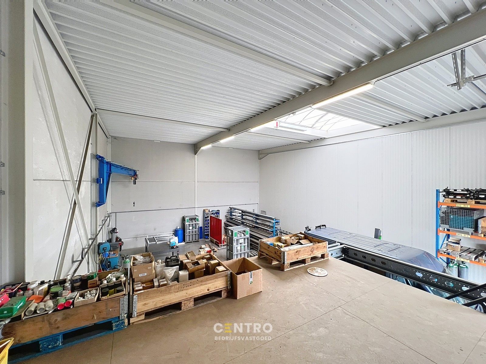 Instapklare OPSLAGRUIMTE / LOODS (216m²) voorzien van elektrische sectionaalpoort met aparte loopdeur en vrije hoogte van 7m! Op industriezone te Houthulst! foto 7