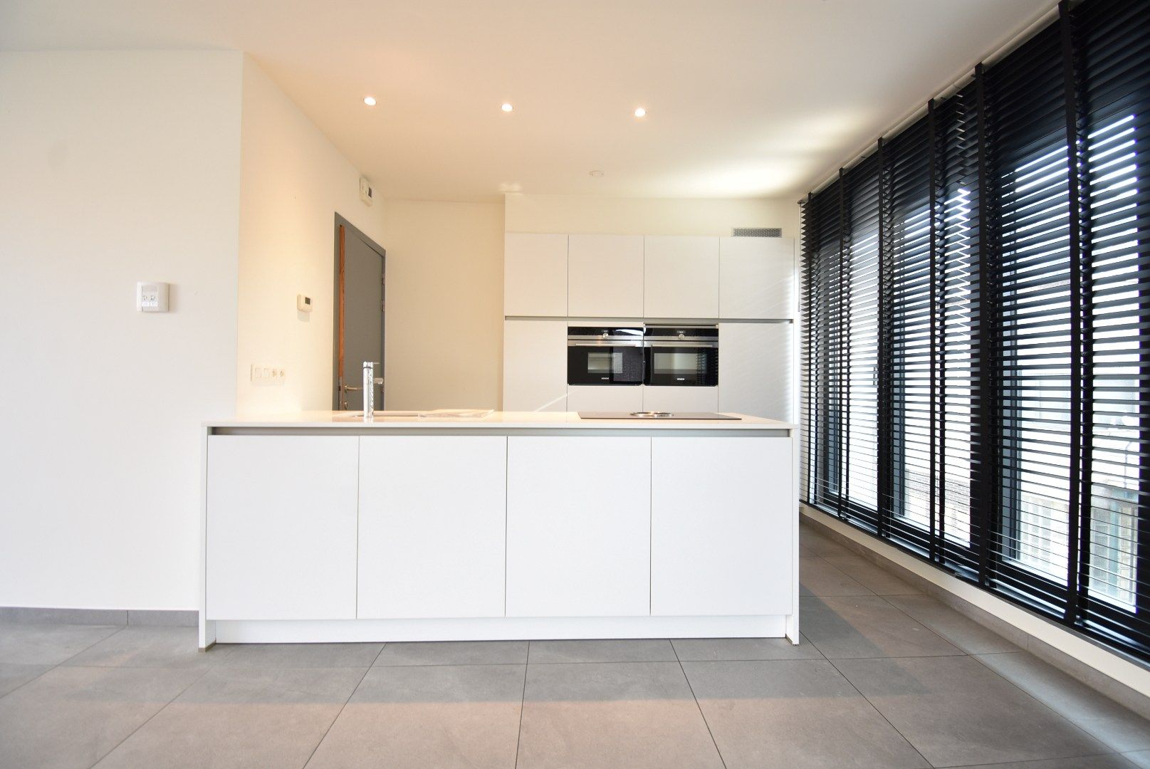 Knap afgewerkt duplexappartement met twee slaapkamers, terras, berging en standplaats vlak aan het dorpsplein van Hoeselt foto 9
