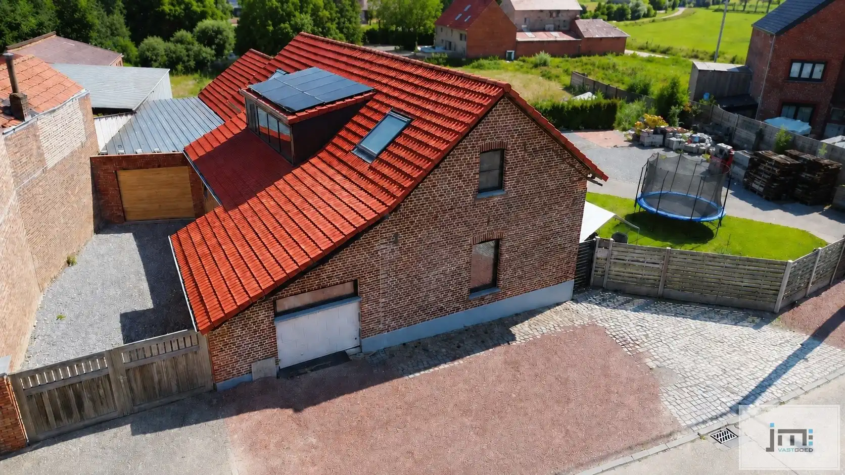 Ruime gezinswoning met tal van mogelijkheden op een perceel van 2.140 m² in het landelijke Horpmaal foto 2