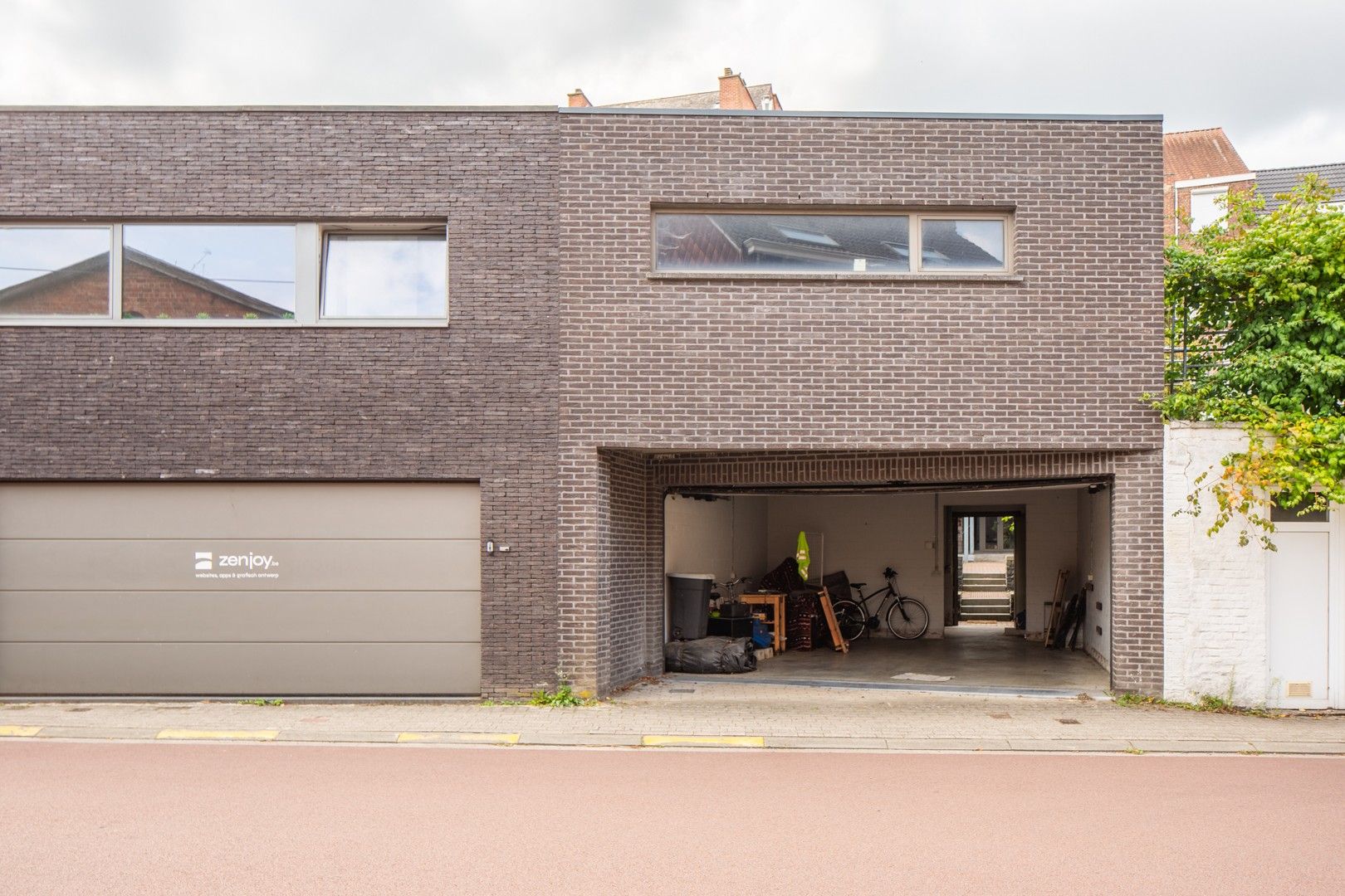 Verrassend ruime herenwoning met dubbele garage, terras en tuin foto 12