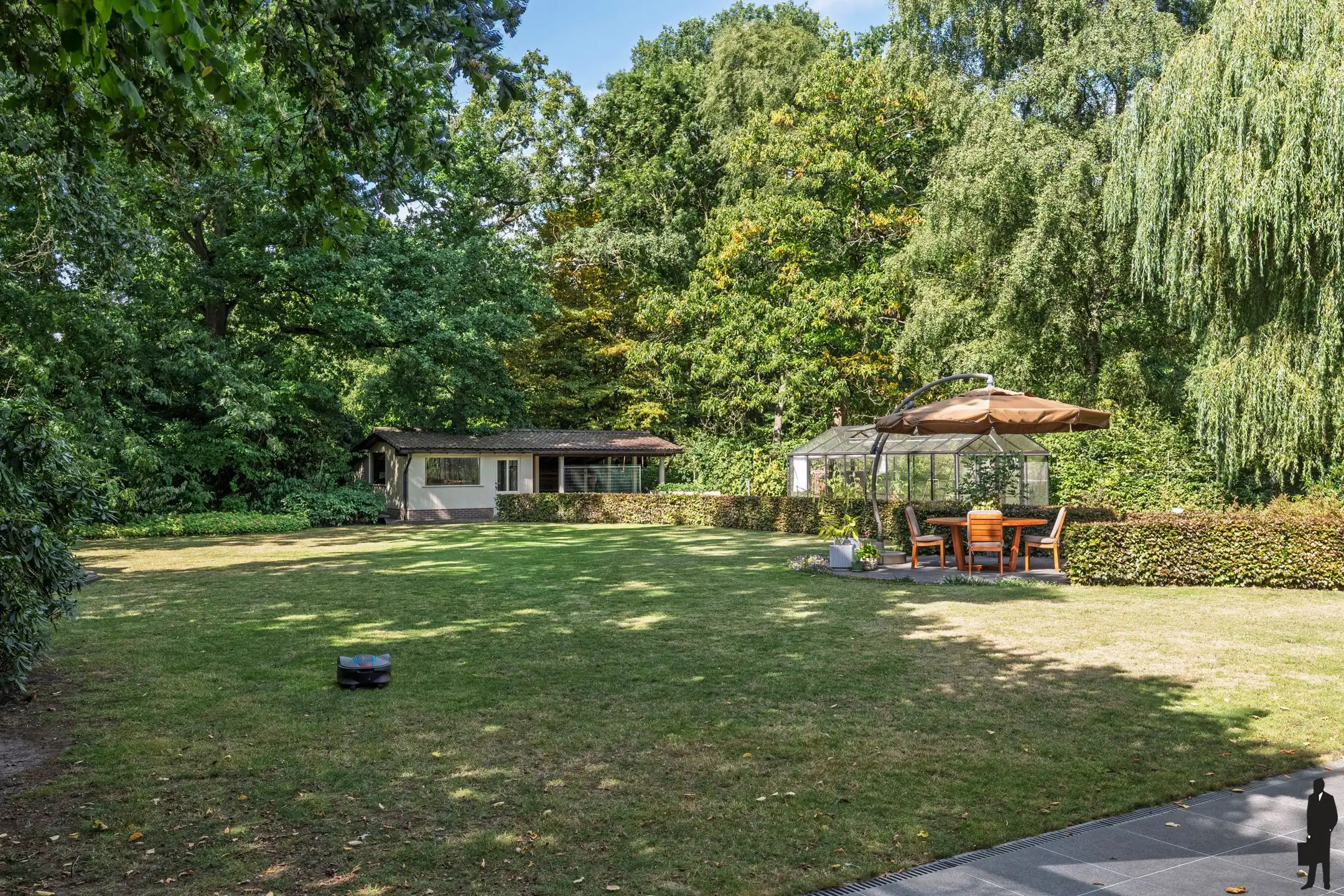 Ruime villa met aangelegde tuin foto 5