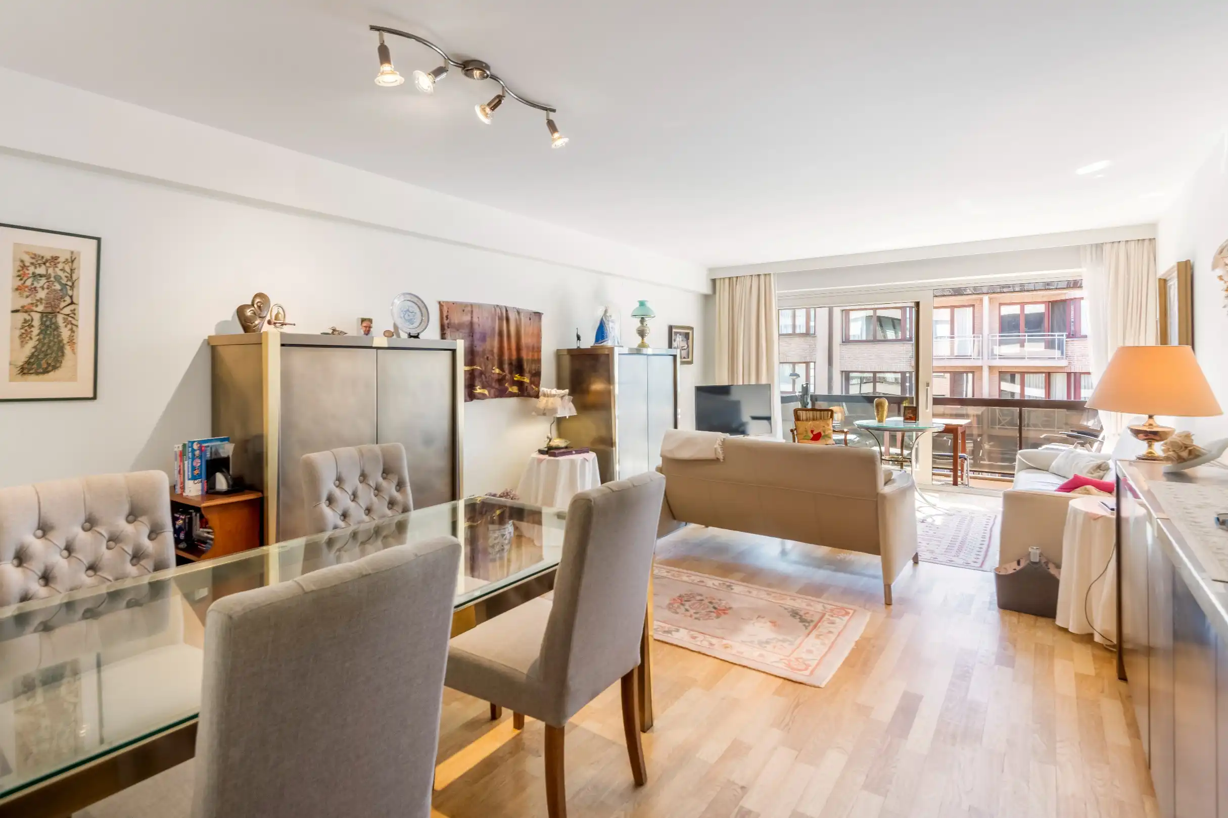 Zeer goed onderhouden zuidgericht appartement, centraal gelegen dichtbij het strand en de winkels. Parking mogelijk. foto 6