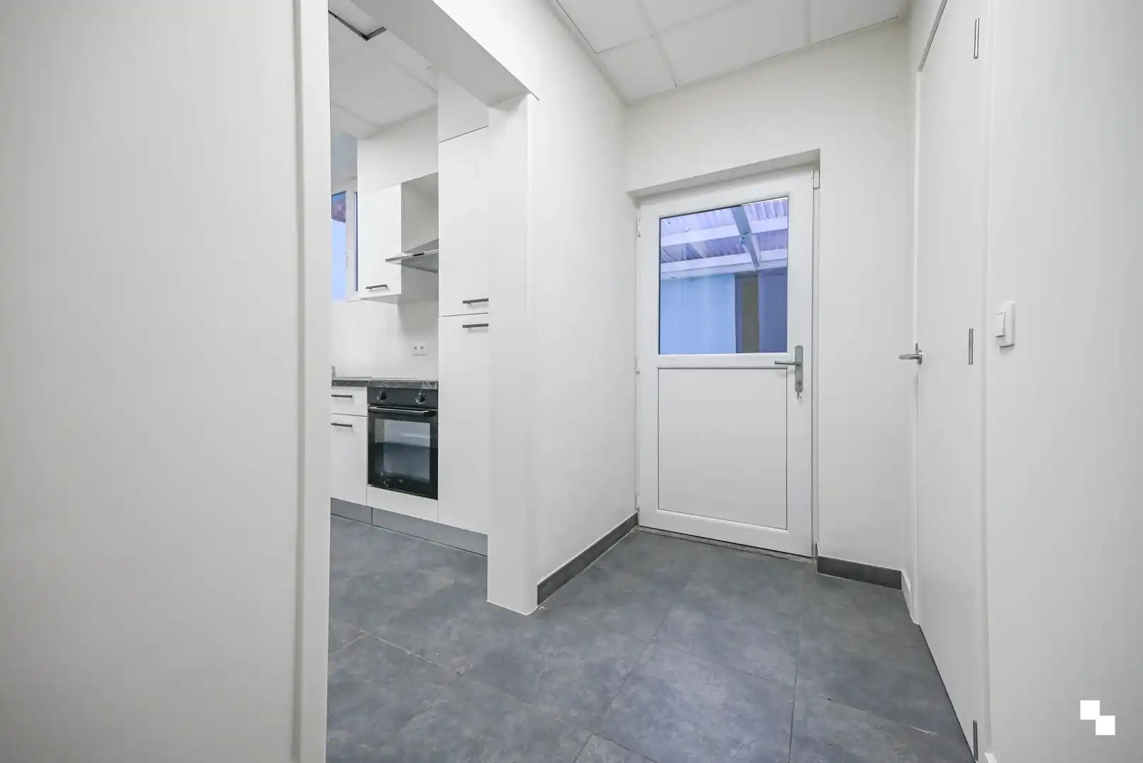 Gerenoveerde woning nabij centrum Izegem foto 4