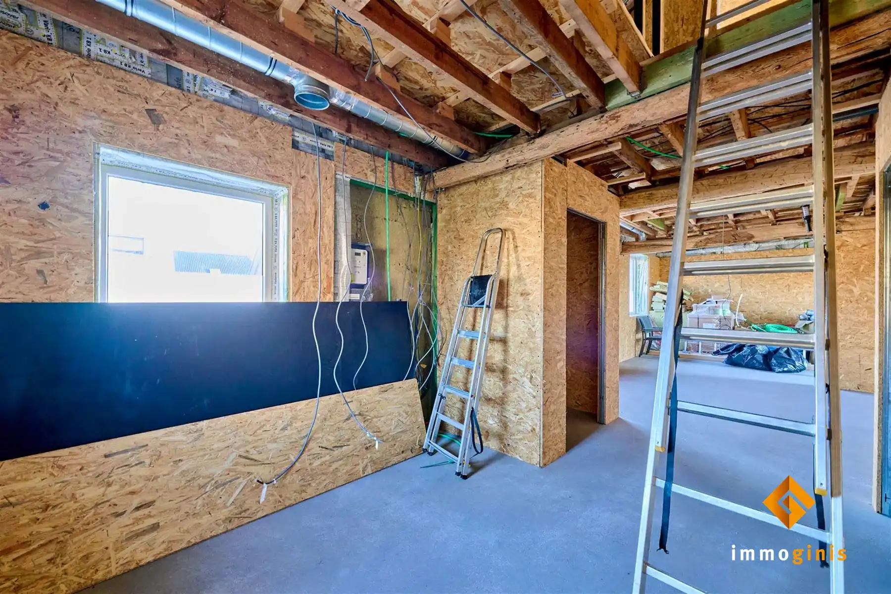 Gerenoveerde, verder af te werken starterswoning op ruim perceel van 7a35ca.   foto 7