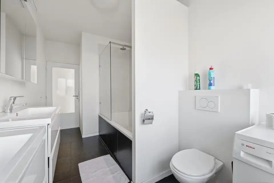 LICHTRIJK APPARTEMENT MET 2 SLKS IN HET CENTRUM VAN SINT-TRUIDEN foto 18