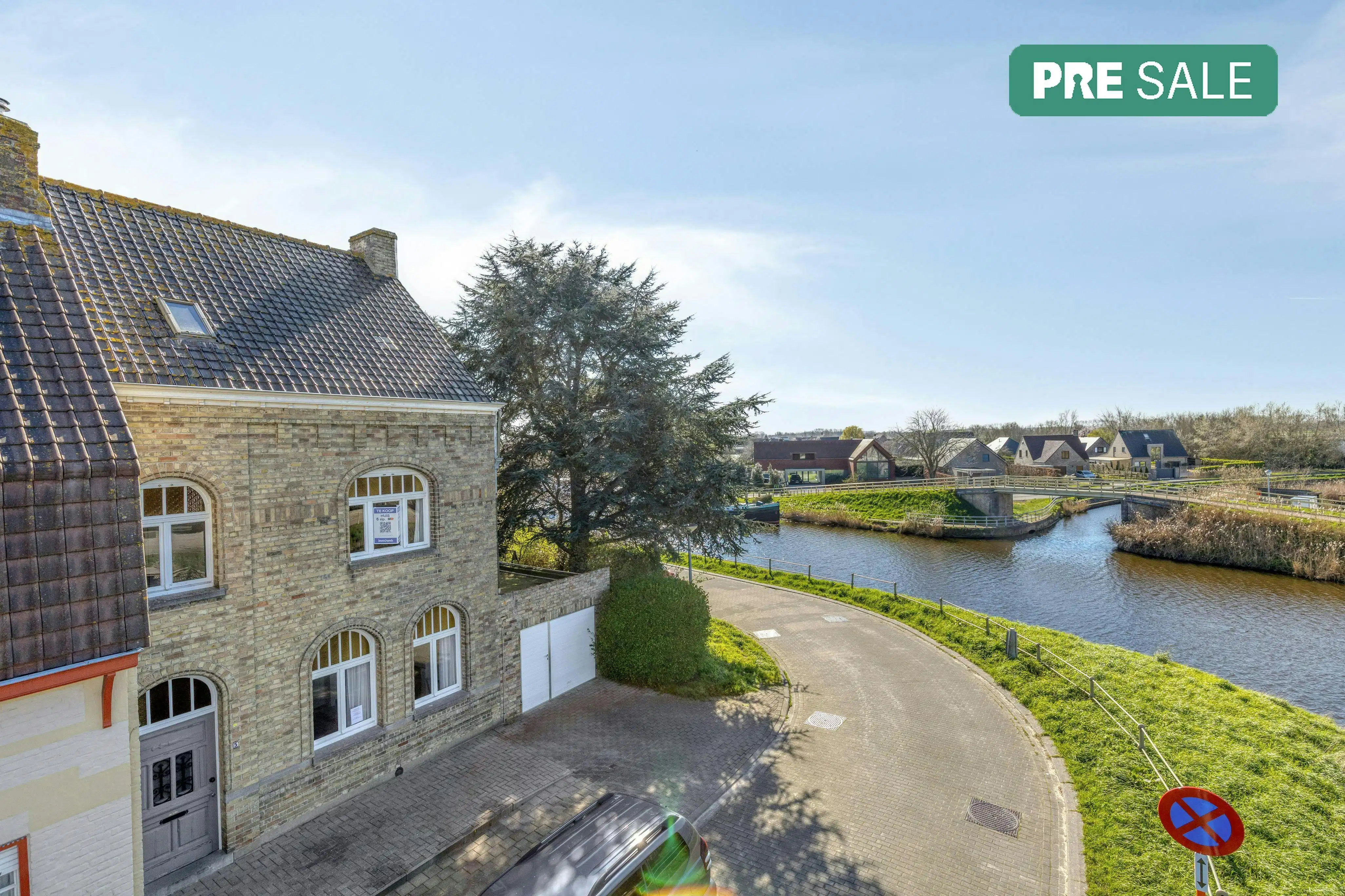 Hoofdfoto van de publicatie: Karaktervolle woning met ruime tuin gelegen langs het water.