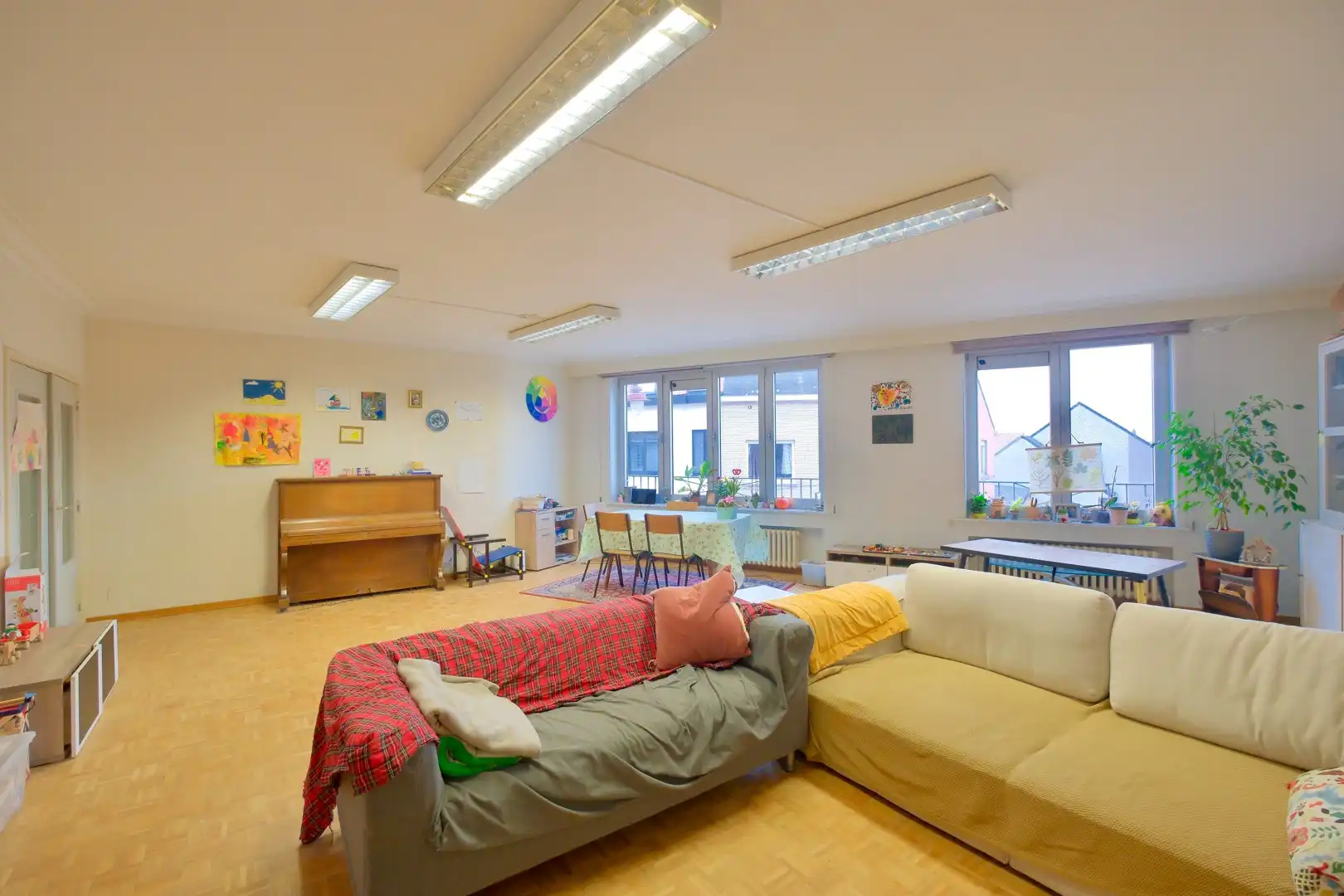 LICHTERVELDE - ZEER RUIM APPARTEMENT MET 3 SLPKS + garagebox foto 4