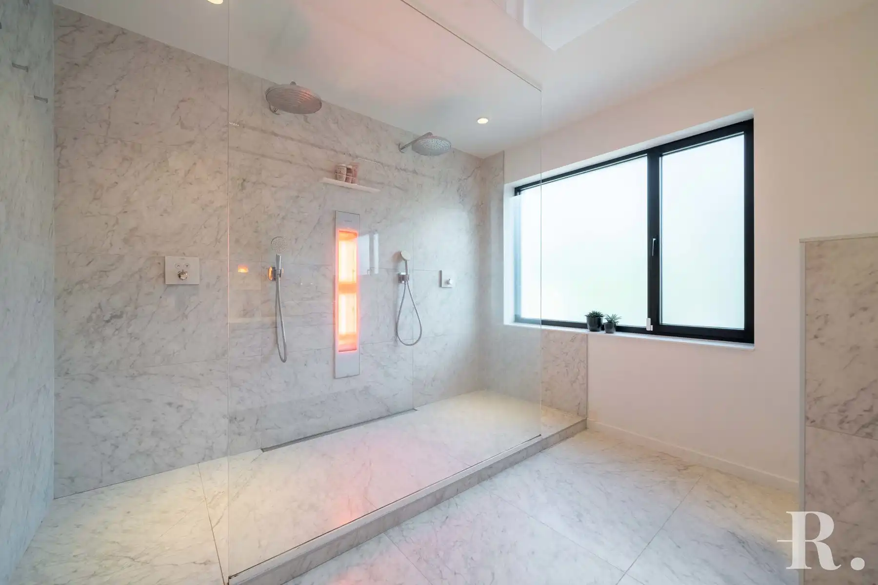 Instapklare woning met alle luxe en zwembad op goede locatie foto 12