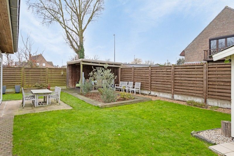 Gelijkvloerse woning met 2 slaapkamers, inpandige garage en mooi aangelegde tuin TE KOOP in Izegem! foto 23