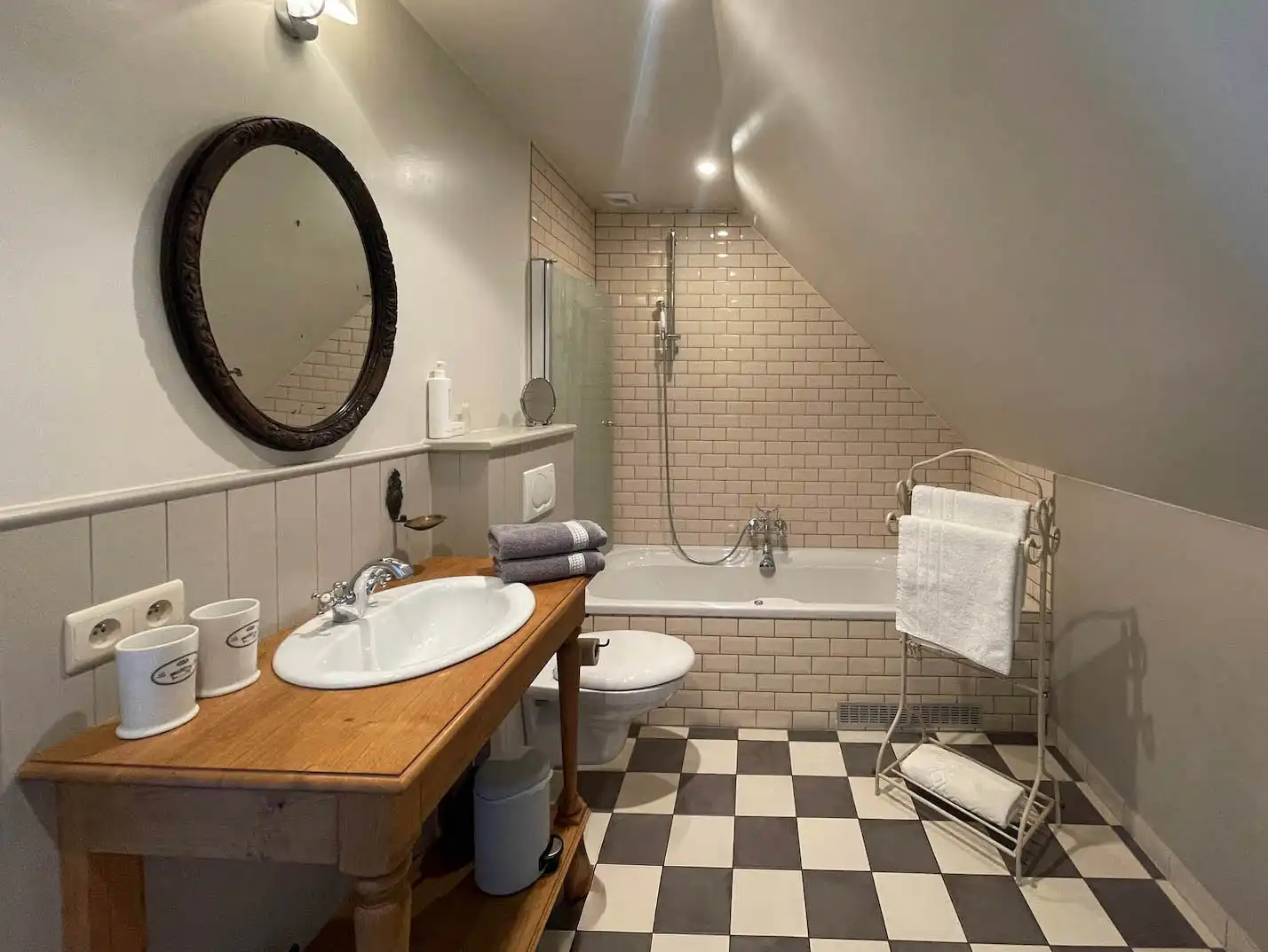 Idyllisch gelegen landgoed, voormalige hoeve, met karakterwoning, vakantieverblijf/boutique B & B met 6 vergunde kamers, parking en weide op circa 1 ha foto 8