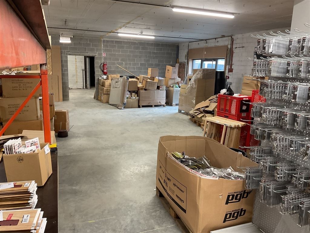 Riante handelsruimte met magazijn foto 20
