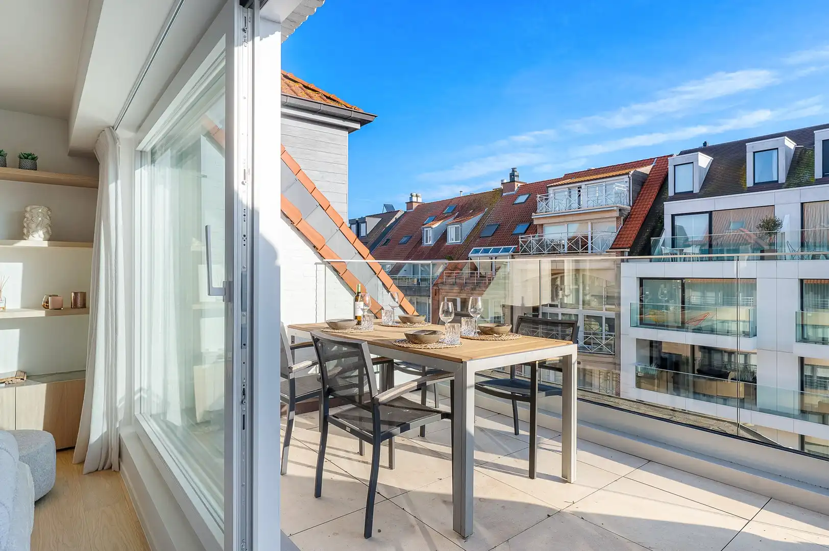 Luxueus gerenoveerd duplexappartement met drie slaapkamers. foto 3