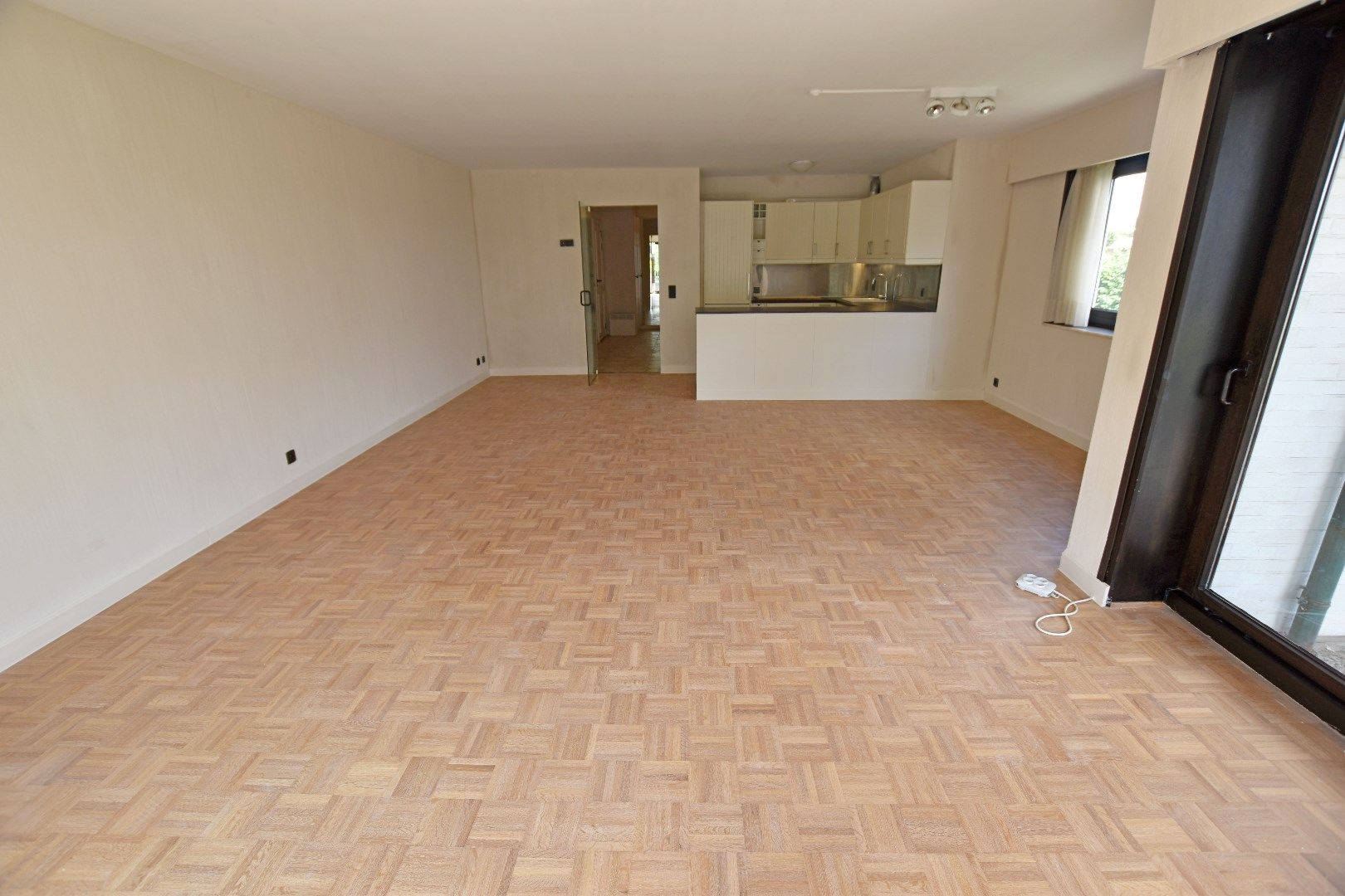 Ongemeubeld hoekappartement in hartje Zoute nabij het Albertplein foto 2