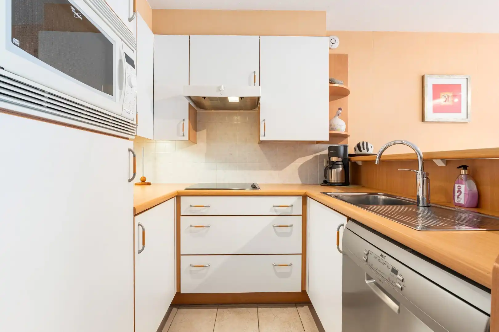Modern gemeubeld 2 slaapkamerappartement met garage TE KOOP foto 4