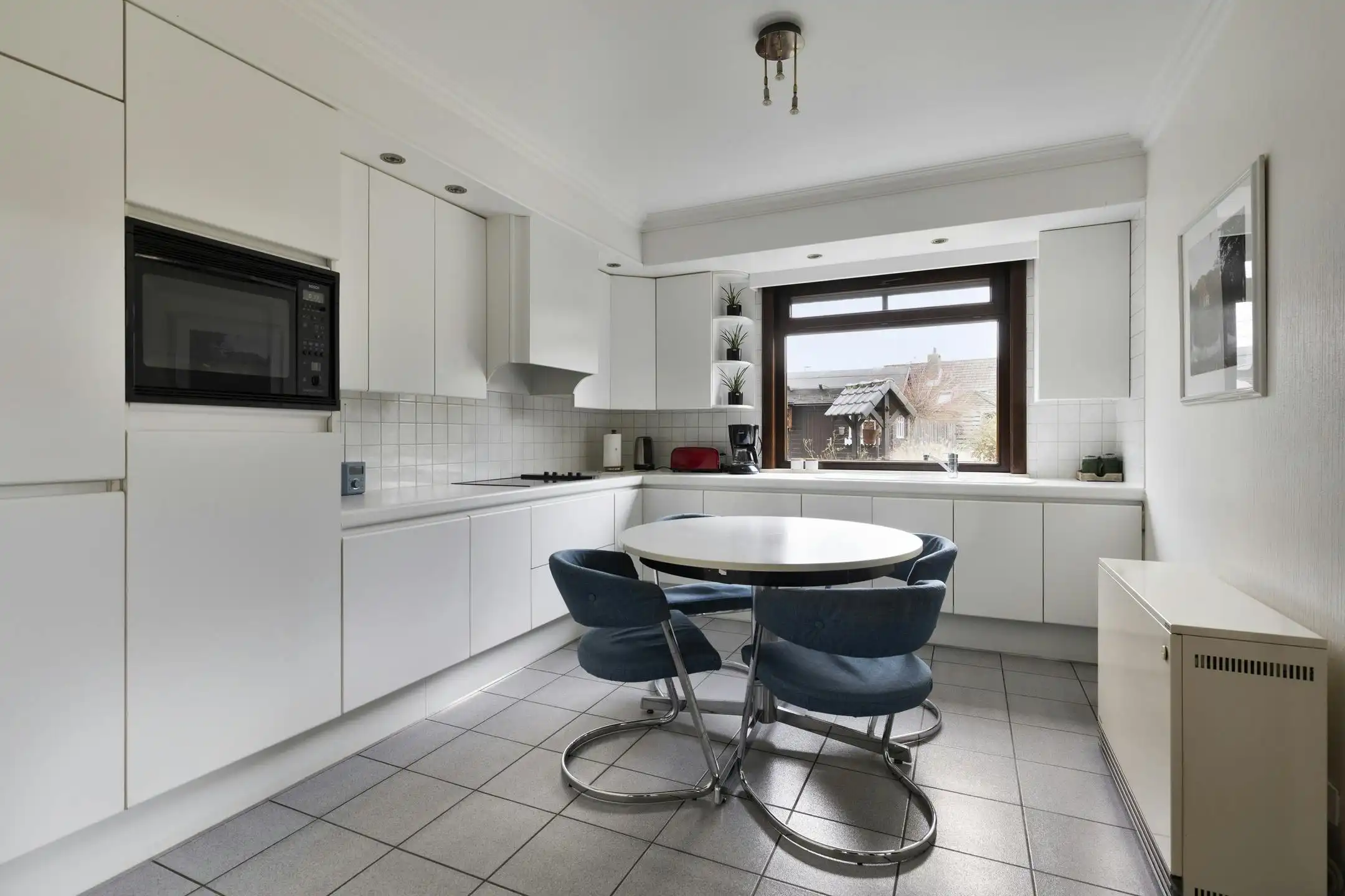 Verzorgde goed gelegen bungalow met grote garage en zolder foto 7