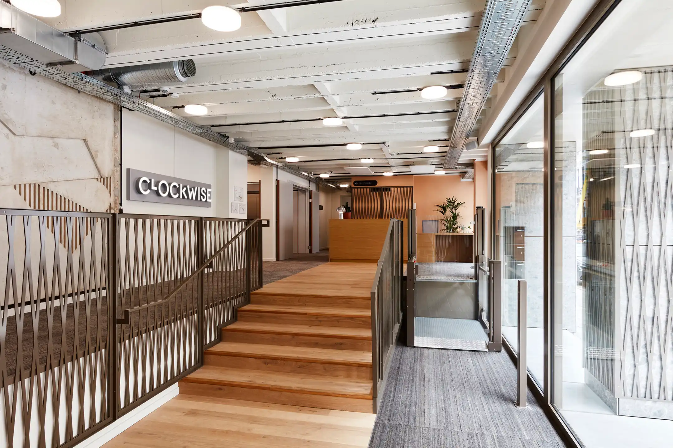 Te Huur: CO-Working -Kantoorruimtes te Antwerpen Zuid. foto {{pictureIndex}}