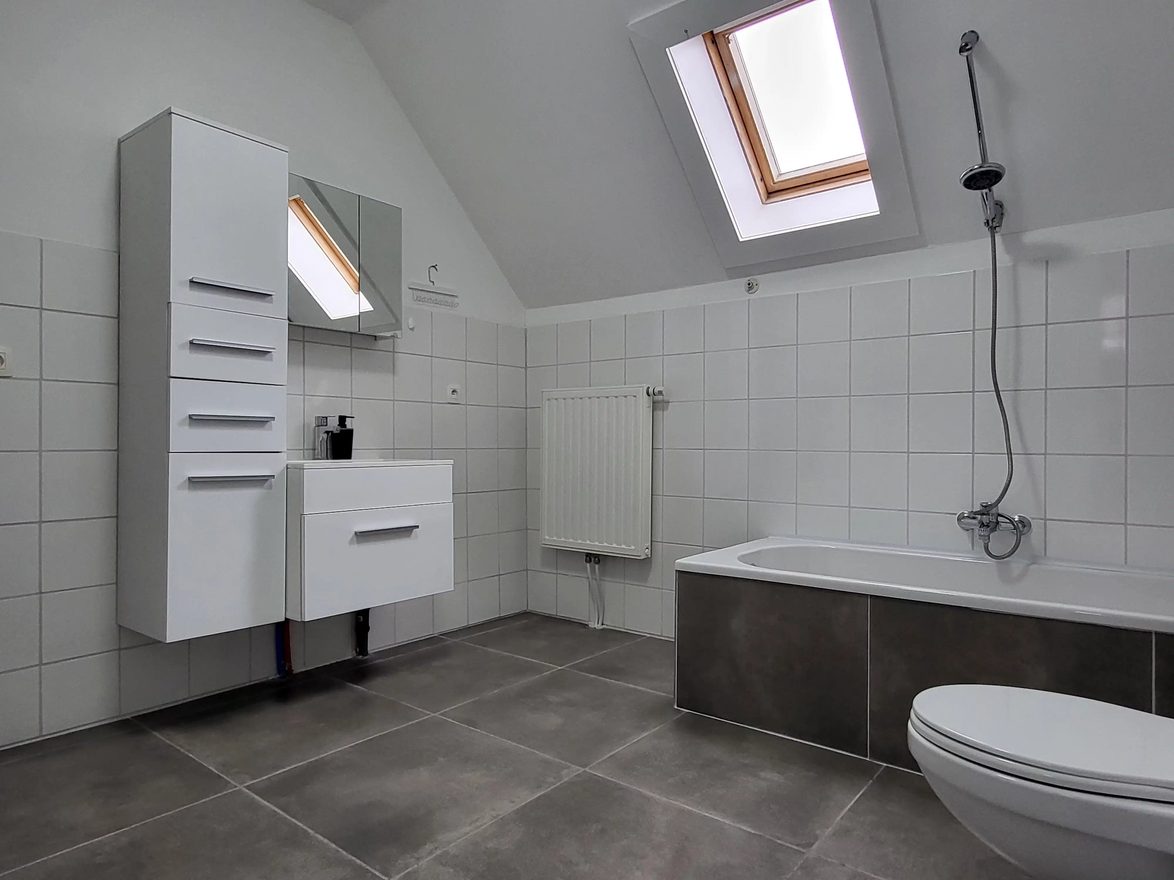 In het landelijke Roborst, een deelgemeente van Zwalm in de prachtige Vlaamse Ardennen, bevindt zich deze ruime en volledig gerenoveerde woning op een perceel van 1.143 m².  foto 28