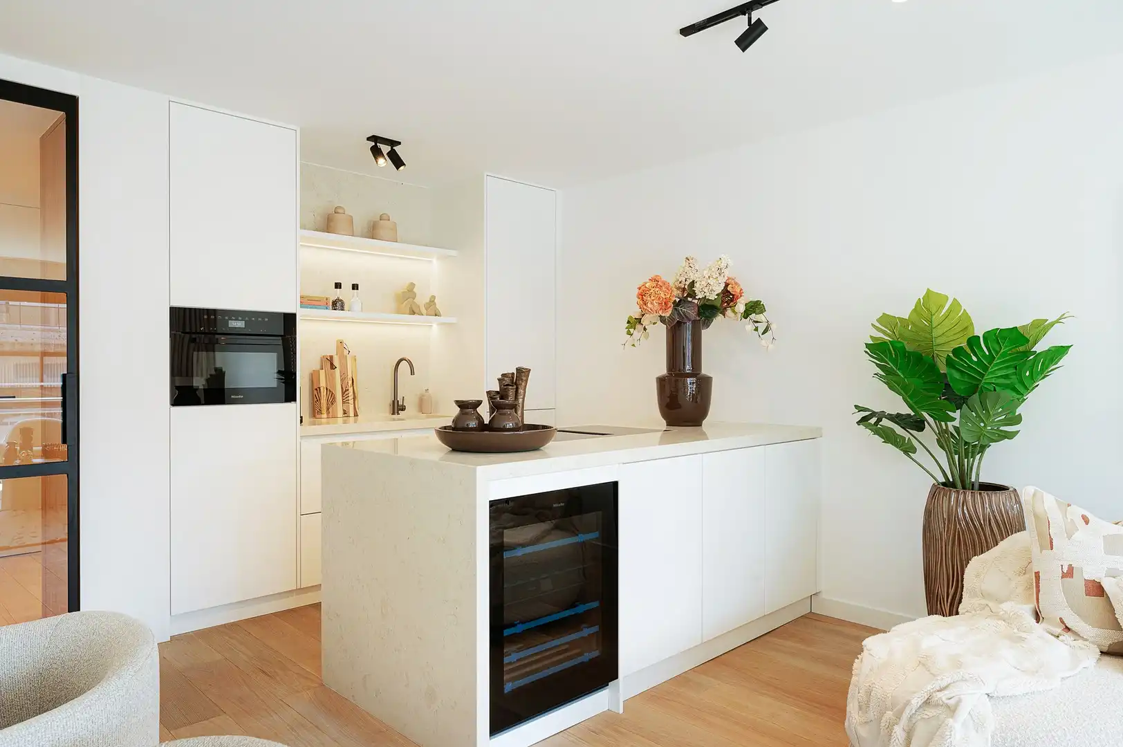 Lichtrijk gerenoveerd appartement op enkele stappen van de Dumortierlaan. foto 12