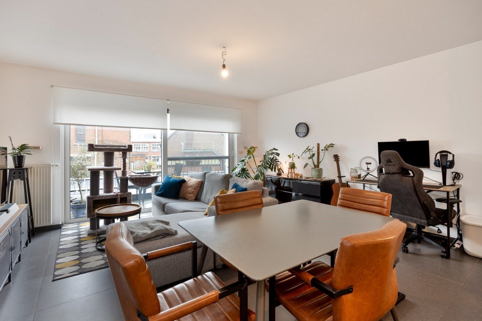 Instapklaar 1-slaapkamer appartement met private autostaanplaats foto 2