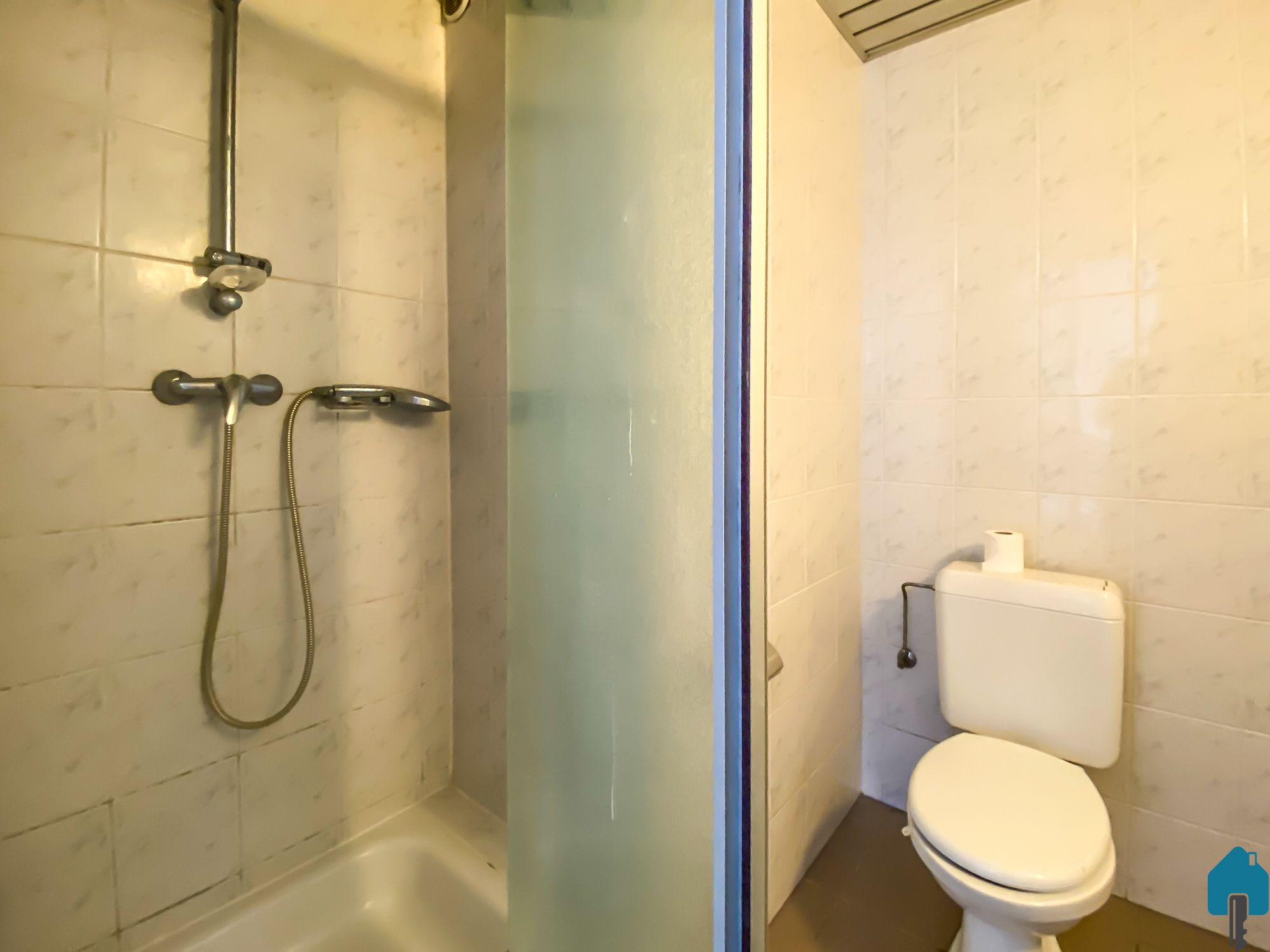Ruime flat met autostaanplaats foto 11