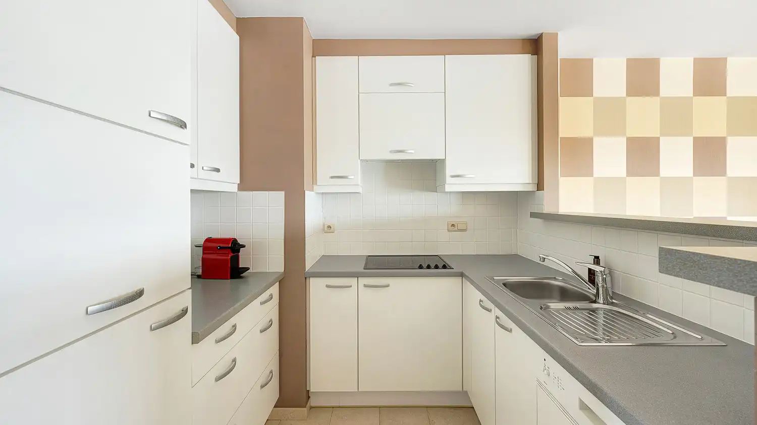Zongericht ruim 2-slaapkamer appartement met prachtige open zichten foto 9