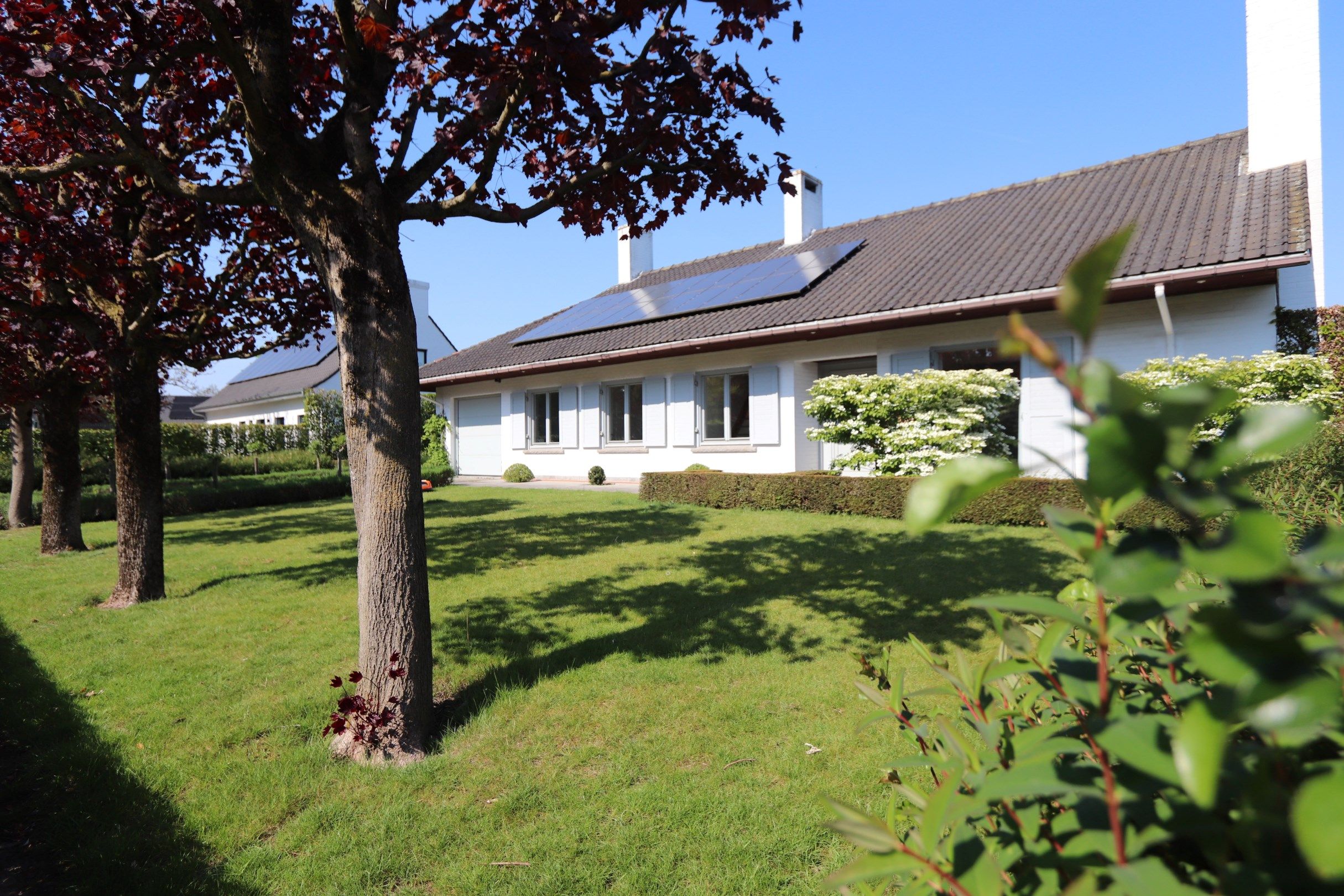 RUSTIG GELEGEN VILLA MET ZONOVERGOTEN TUIN foto {{pictureIndex}}