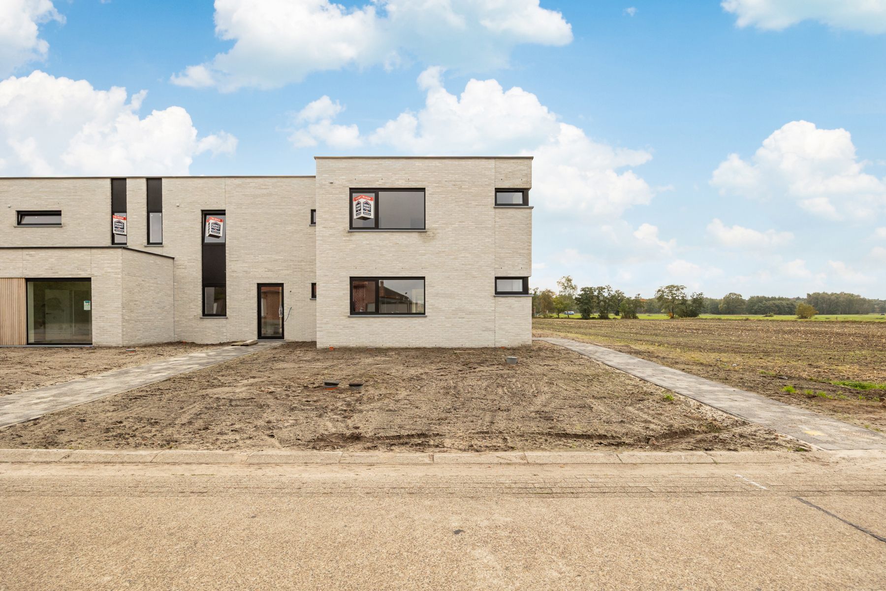 Halfopen woning met 3 slaapkamers en fietsenberging/carport op perceel van ca 540m² foto {{pictureIndex}}