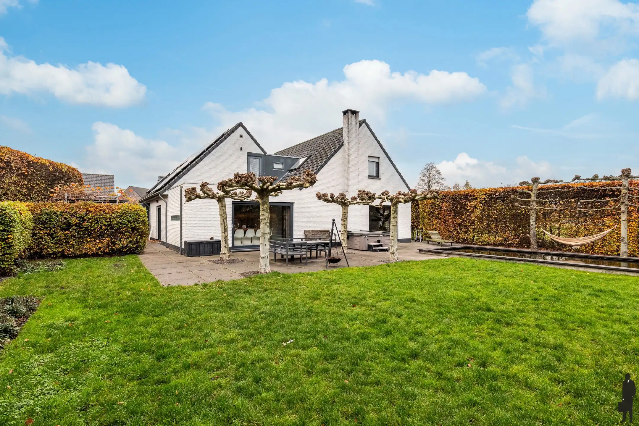 Moderne woning met 332m² bewoonbare oppervlakte foto {{pictureIndex}}