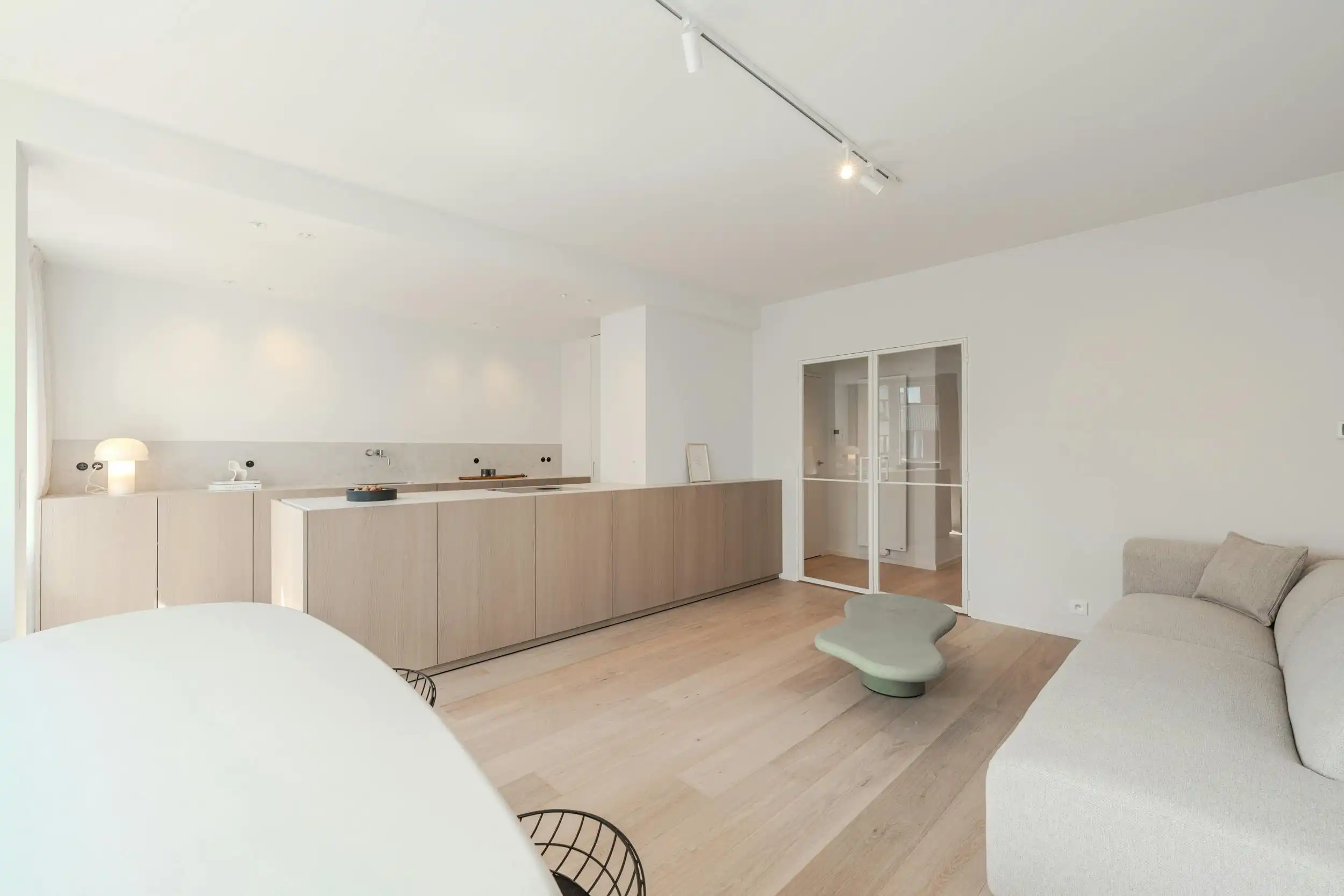 Luxueus gerenoveerd 2-slaapkamerappartement te Oostende foto 4