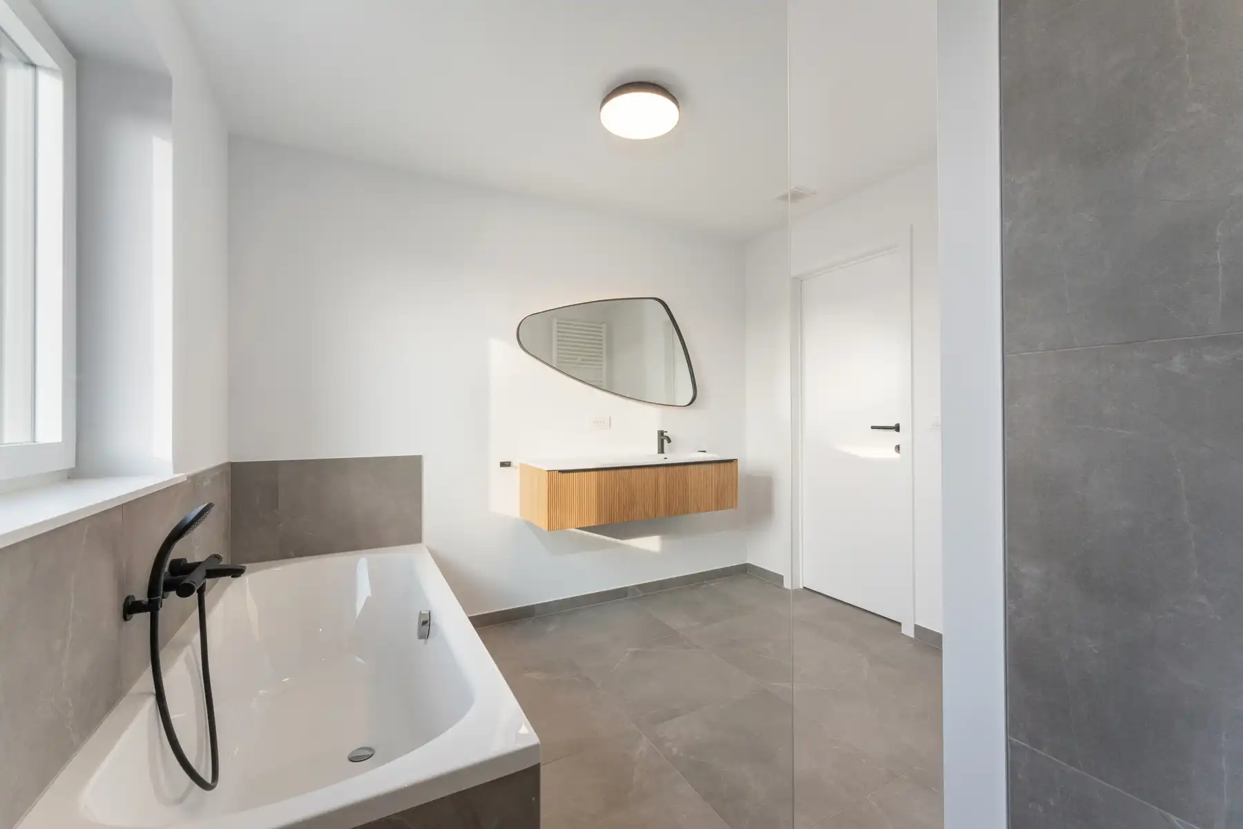 Moderne, halfopen woning foto 8