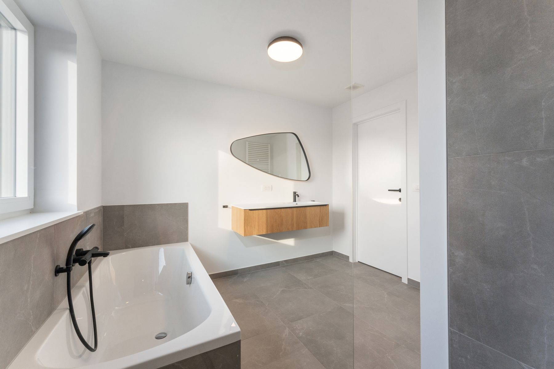 Moderne, halfopen woning foto 8