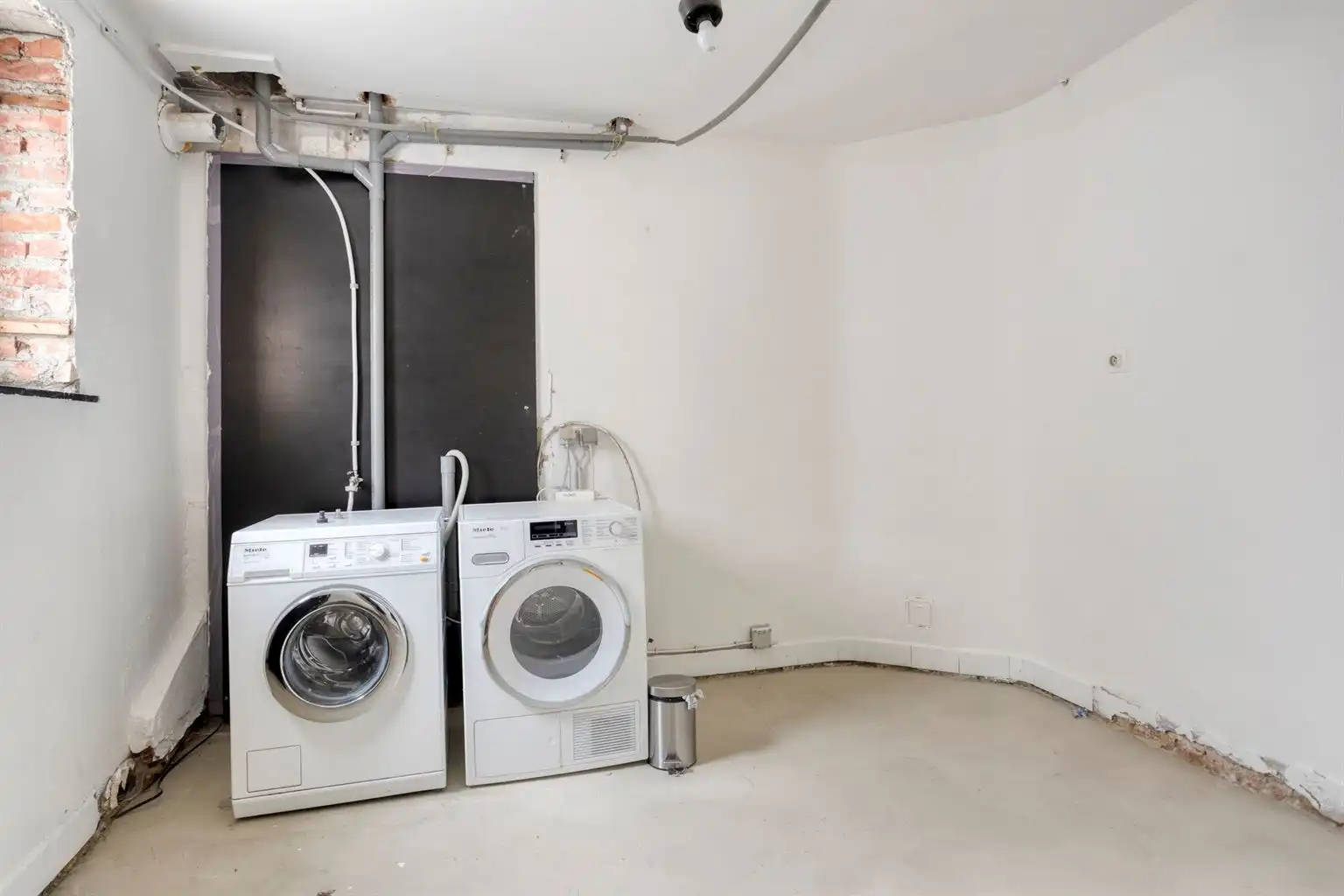 Te renoveren hoekwoning met tal van mogelijkheden, gelegen op een absolute toplocatie in het hart van het historisch stadscentrum van Bree.  foto 6