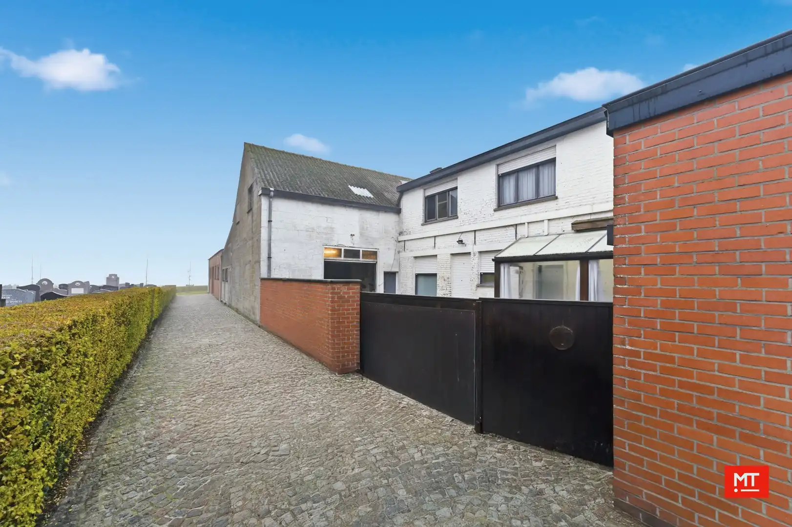 Bijzonder ruim gebouw met magazijn in de dorpskern van Zandvoorde (Zonnebeke) foto 5