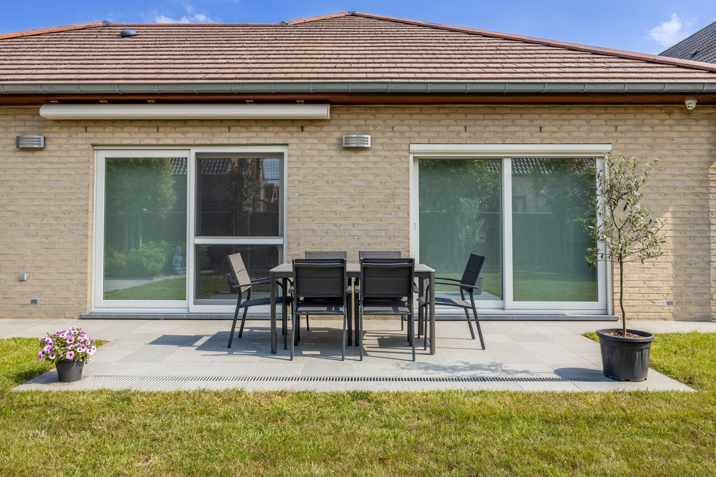 RECENTE LAAGBOUWVILLA IN RUSTIGE BUURT foto 21