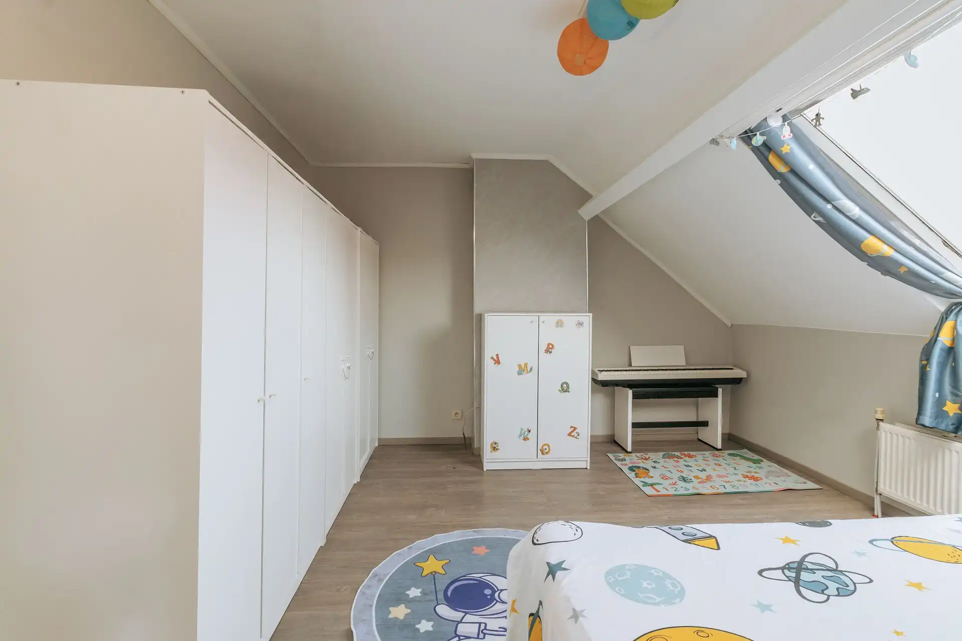 Ruime woning met 3 slpk, 2 parkeerplaatsen en buitenruimte foto 19